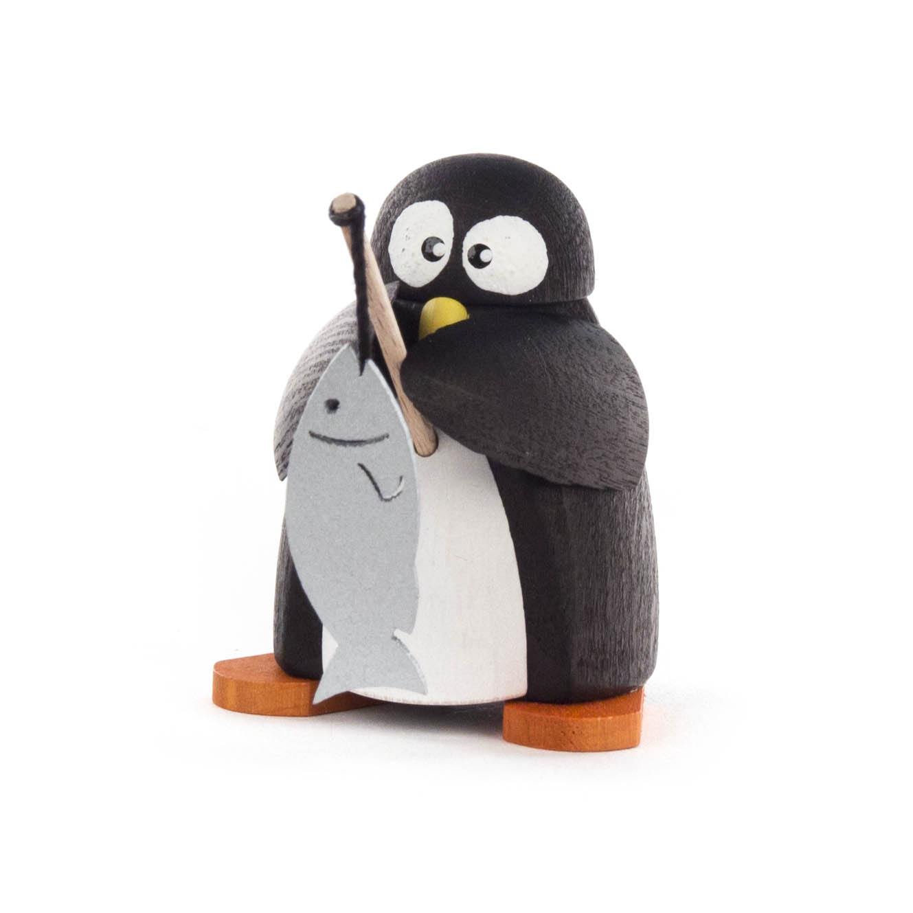 Holzpinguin mit Angel und gefangenem Fisch, auf orangen Füßen stehend. im Dregeno Online Shop günstig kaufen
