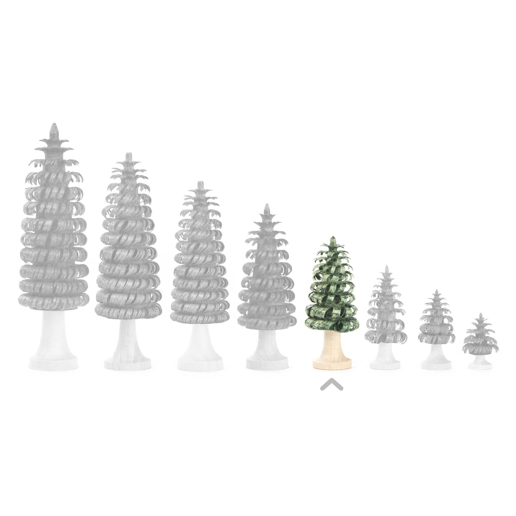 Ein kleiner, grüner Ringelbaum aus Holz mit dekorativen Ringen auf einem hellen Holzstamm, eine Reihe ähnlicher Bäume im Hintergrund.