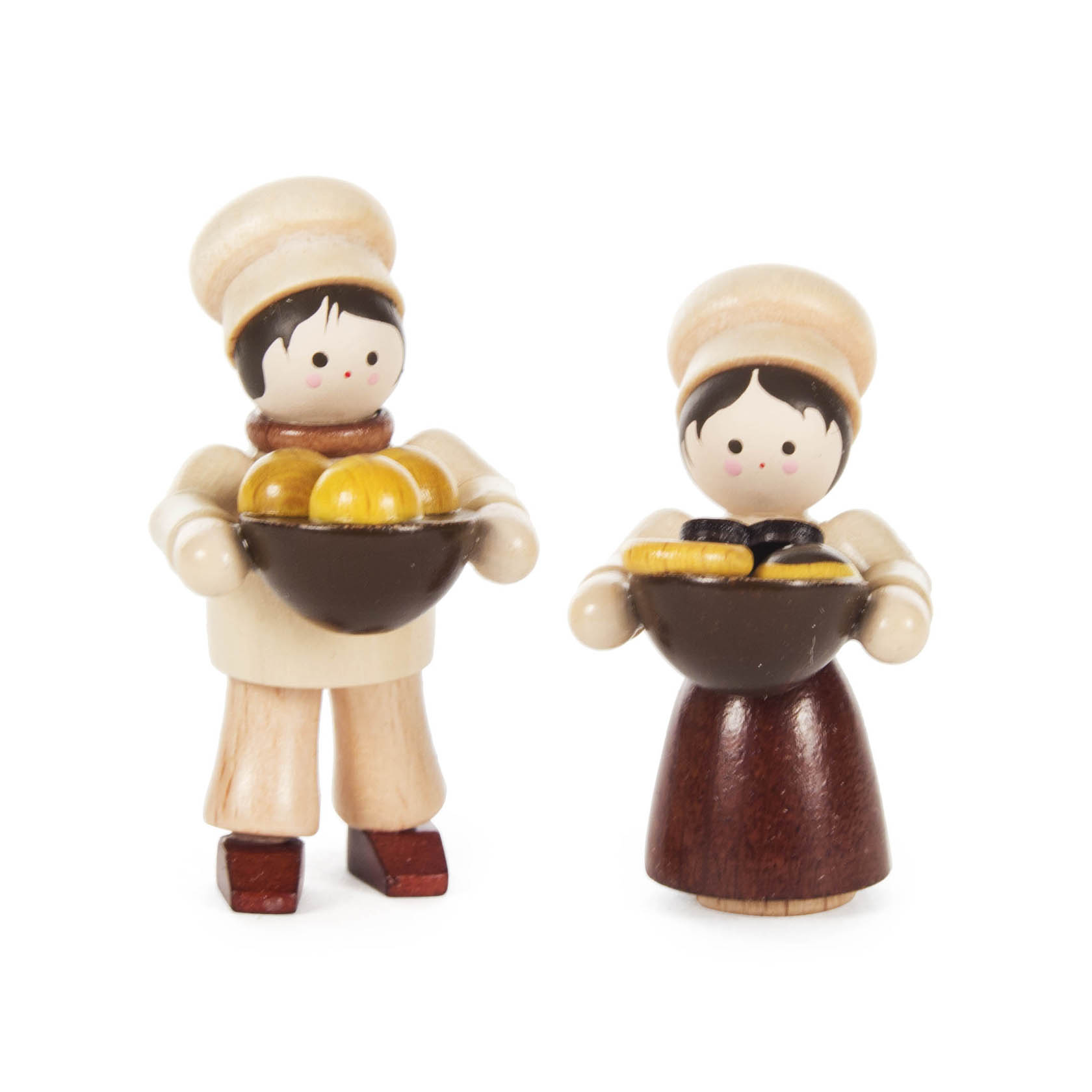 Zwei Holzfiguren, ein Junge und ein Mädchen, in Bäckeruniformen mit Schüsseln voller Backwaren. im Dregeno Online Shop günstig kaufen