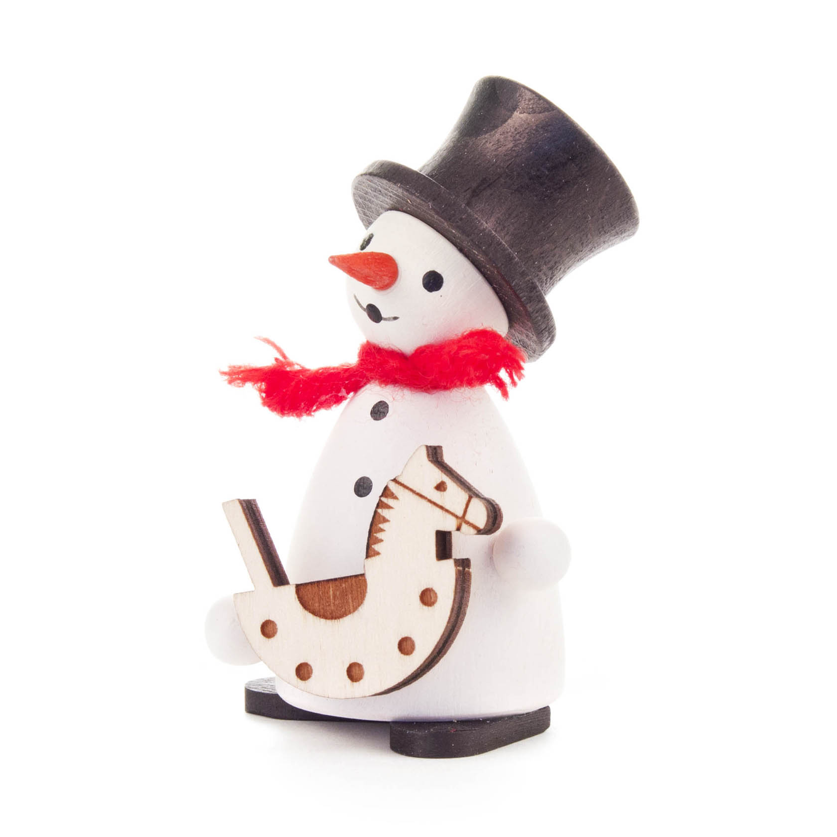 Ein dekorativer Schneemann mit einem Zylinderhut und rotem Schal, der ein hölzernes Schaukelpferd in den Händen hält.