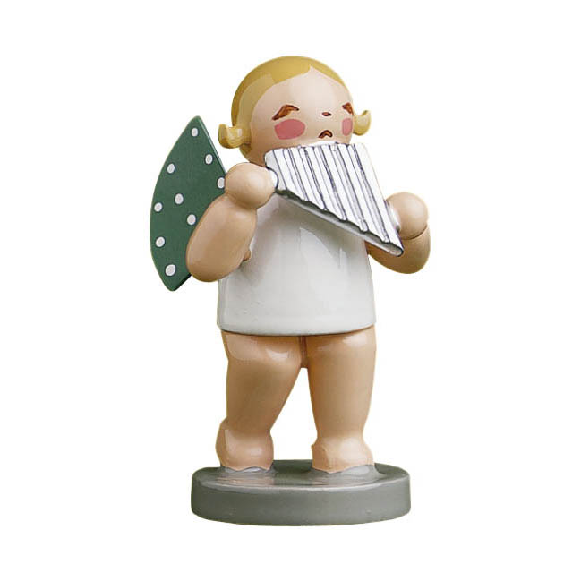 Eine Figur eines Engels mit goldblondem Haar, der eine Panflöte hält. Der Engel hat grüne Flügel mit weißen Punkten und steht auf einem runden Sockel. im Dregeno Online Shop günstig kaufen