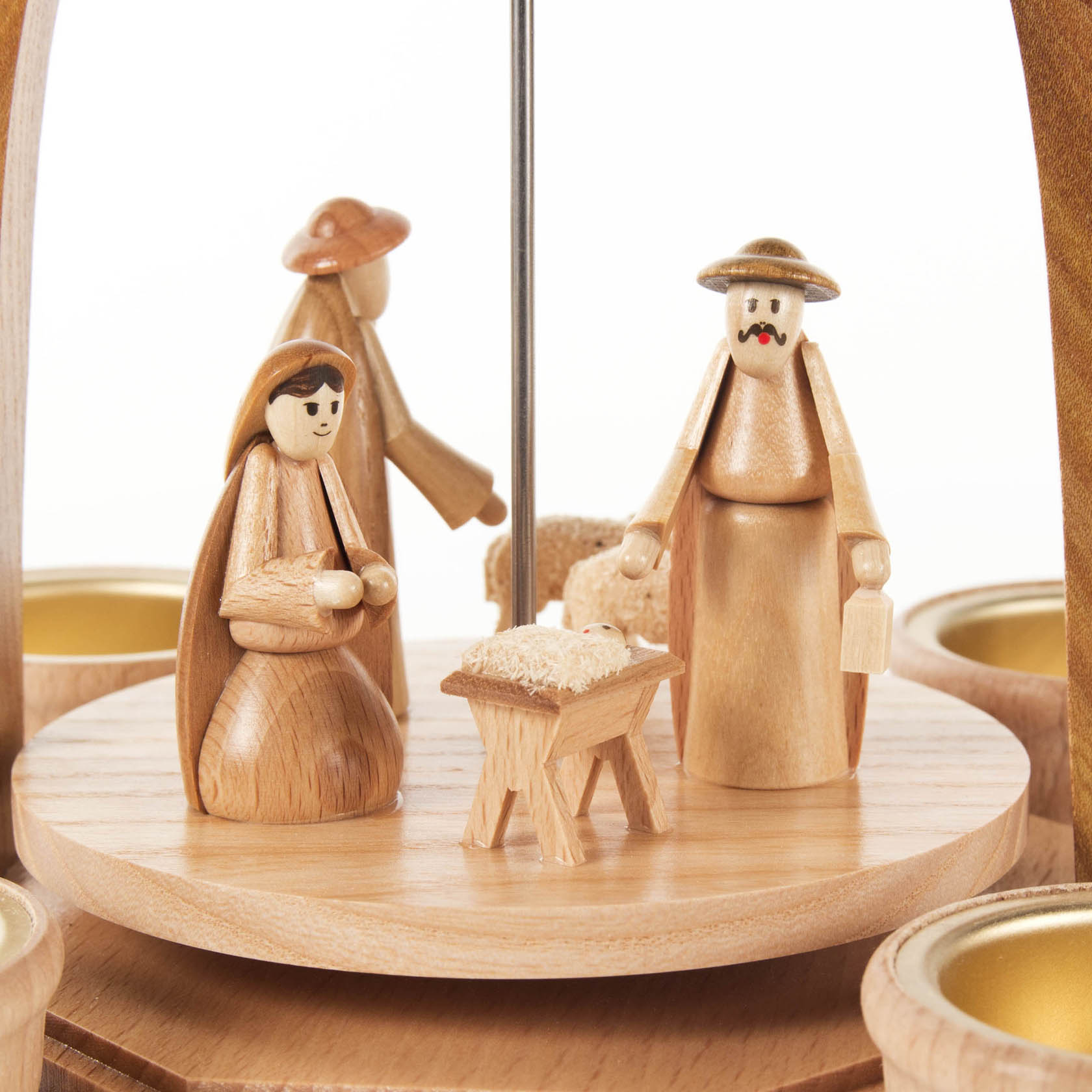 Holzpyramide mit Figuren der Geburt Christi: Maria, Josef und Jesuskind in der Krippe, mit Platz für Teelichter.