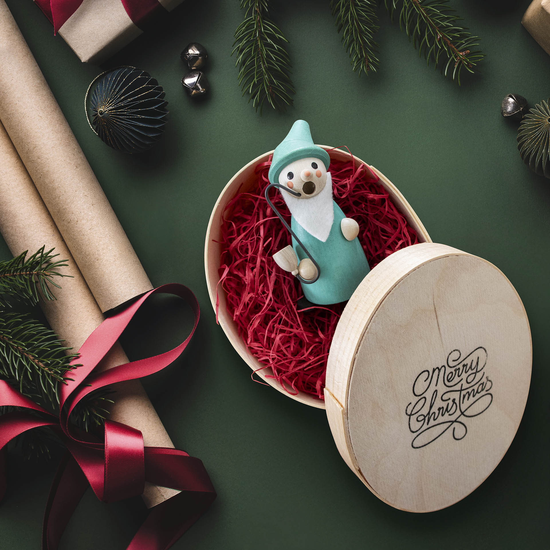 Eine Spandose aus Holz mit einem erzgebirgischen Mini-Räuchermännchen, auf der Spandose steht "Merry Christmas"