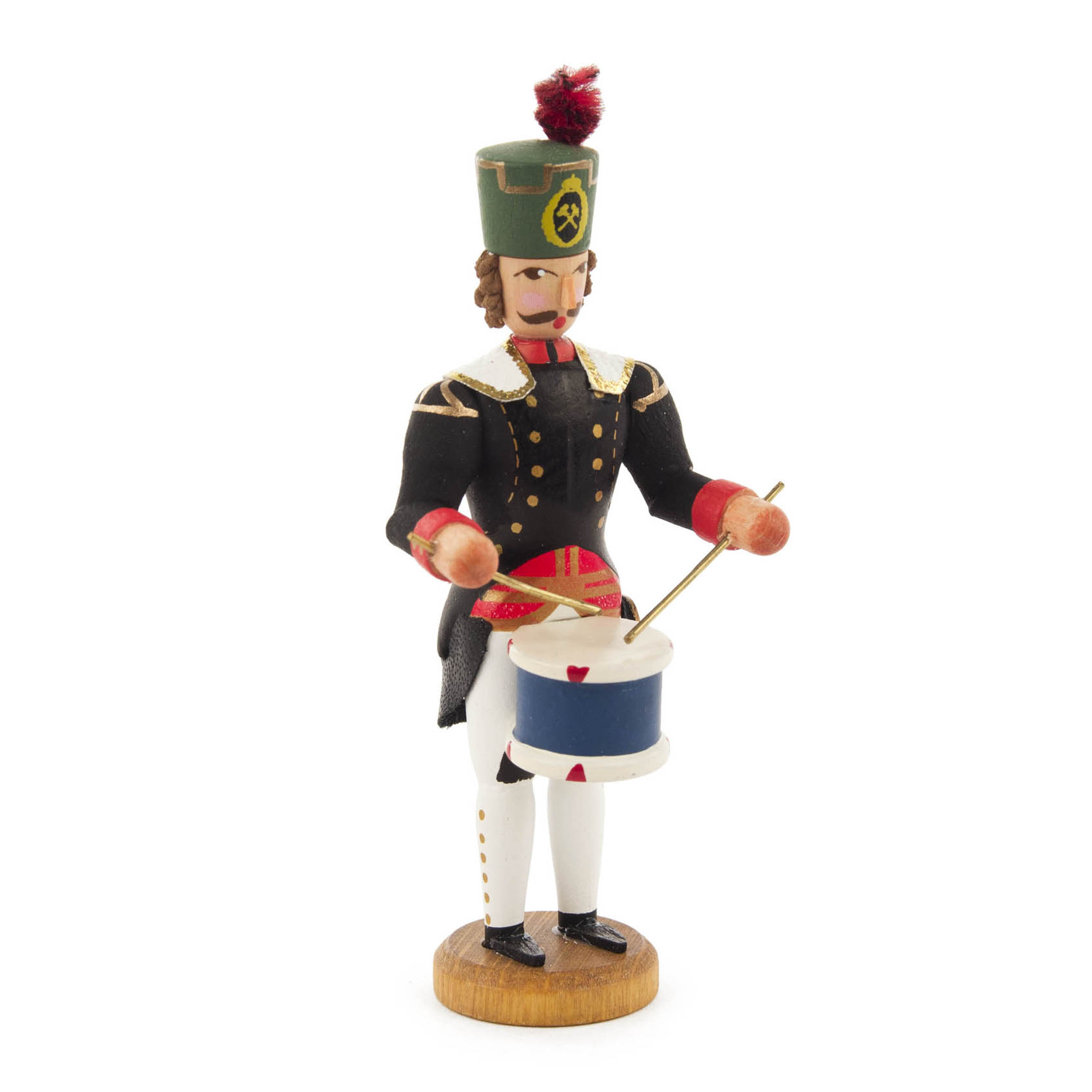 Eine Holzfigur eines Bergmanns in traditioneller Uniform. Er trägt eine grüne Mütze mit Feder, eine schwarze Jacke mit goldenen Details und spielt auf einer Trommel. im Dregeno Online Shop günstig kaufen