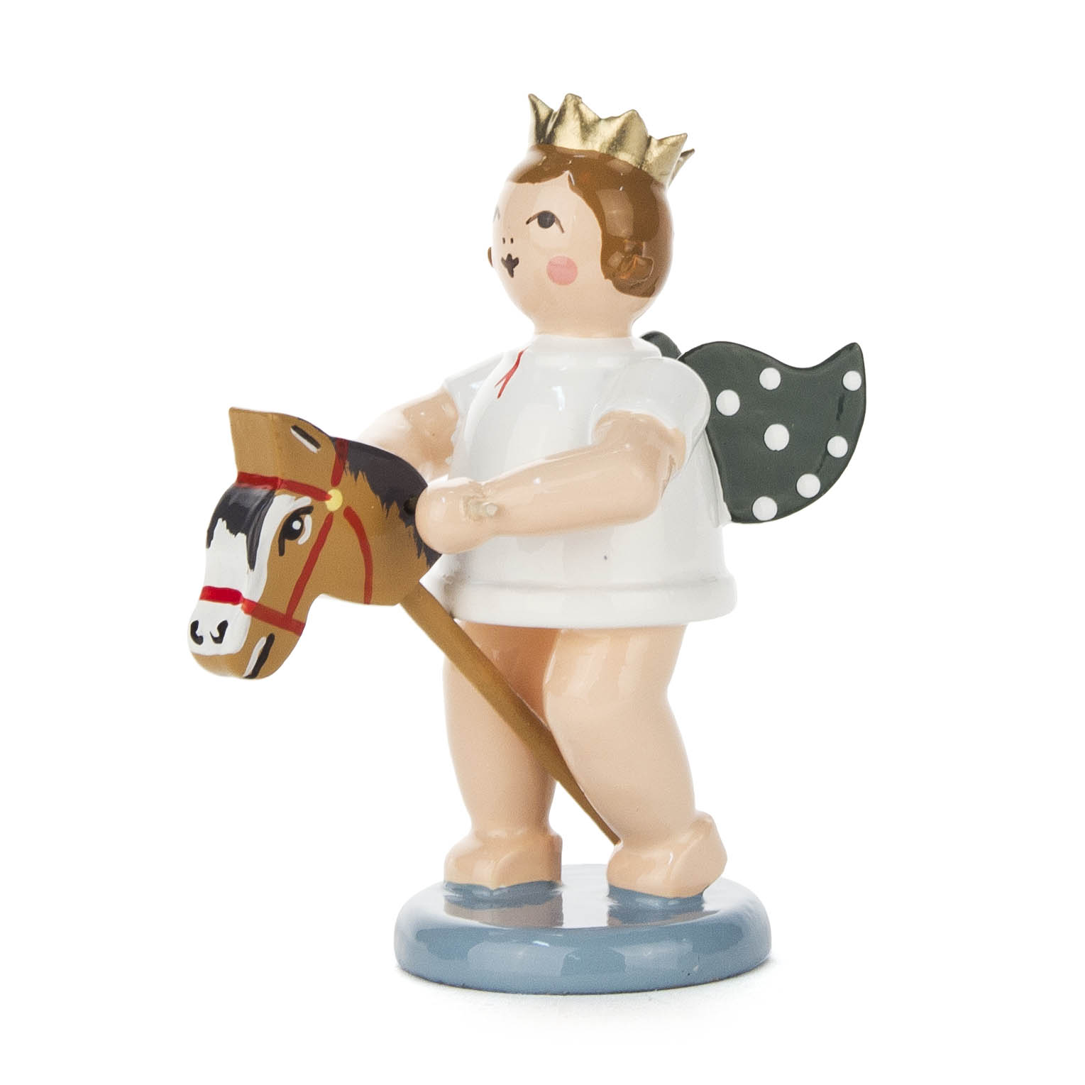 A wooden angel figure with a golden crown holding a hobby horse, wearing a white dress and green polka dot wings. im Dregeno Online Shop günstig kaufen