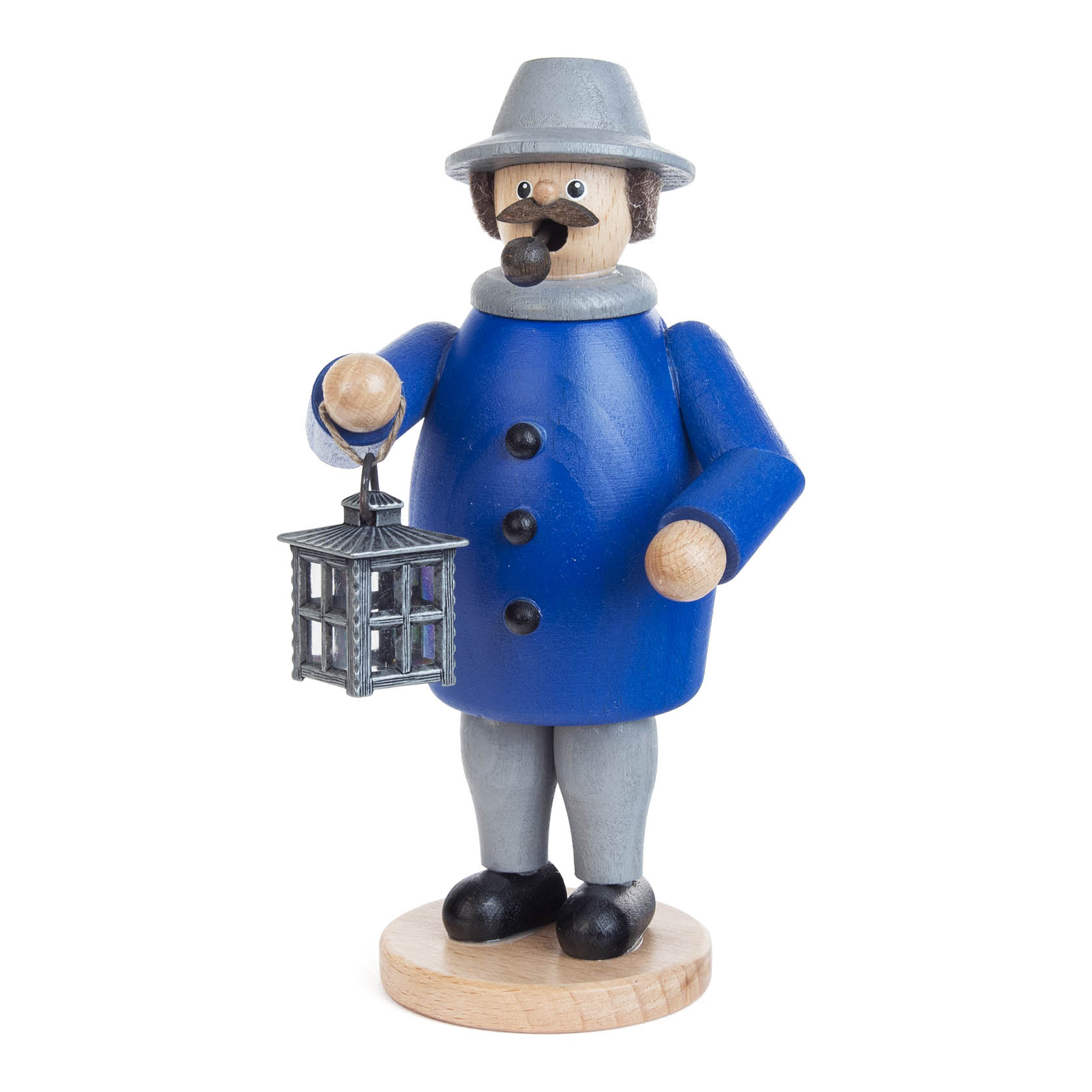 Holzfigur eines Räuchermanns mit blauem Mantel und grauem Hut, hält eine schwarze Laterne in der rechten Hand und hat eine Pfeife im Mund.