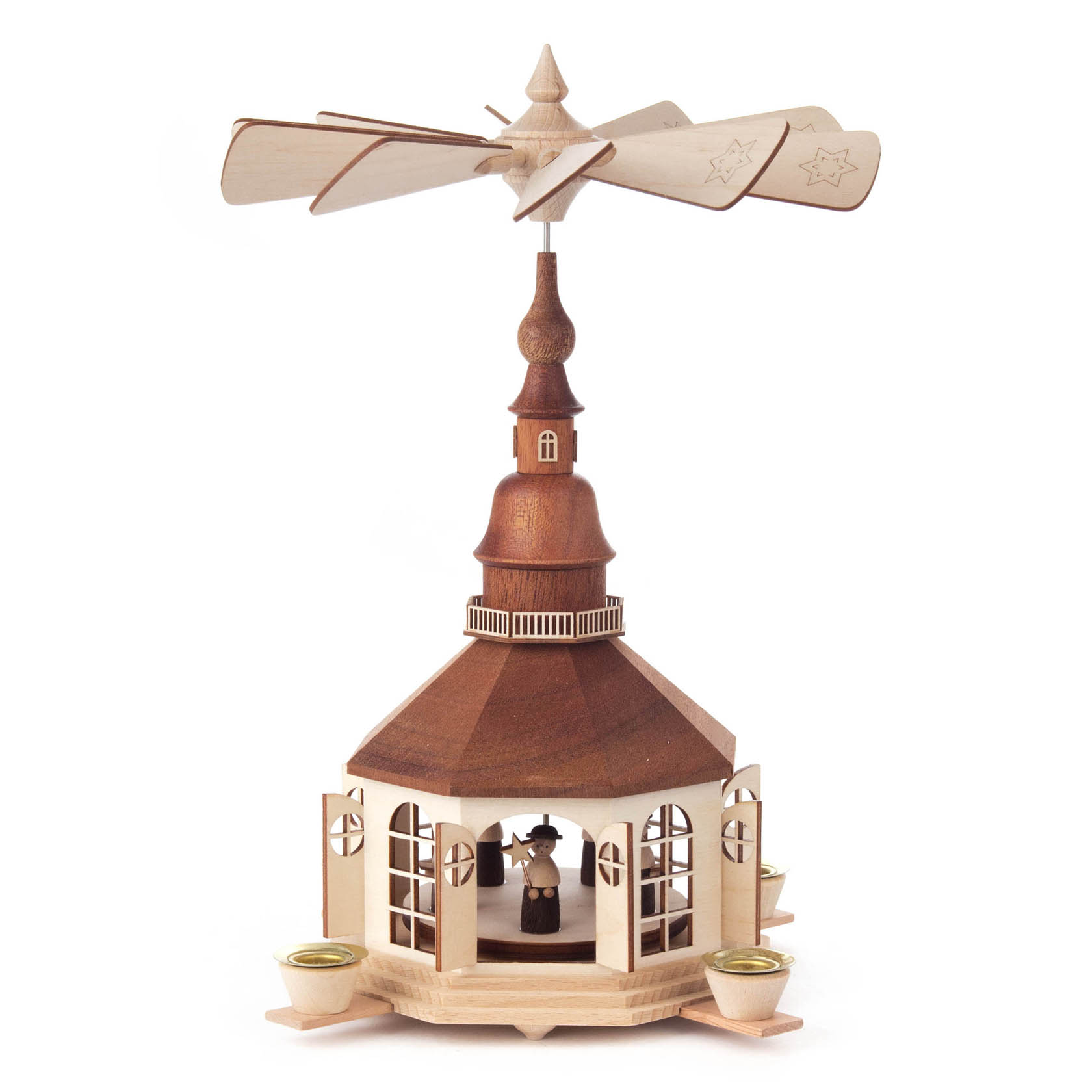 Holzpyramide mit einer Seiffener Kirche und drei Kurrende-Sängern in der Mitte, Kerzenhalter für Kerzen mit 14mm Durchmesser an den Seiten.