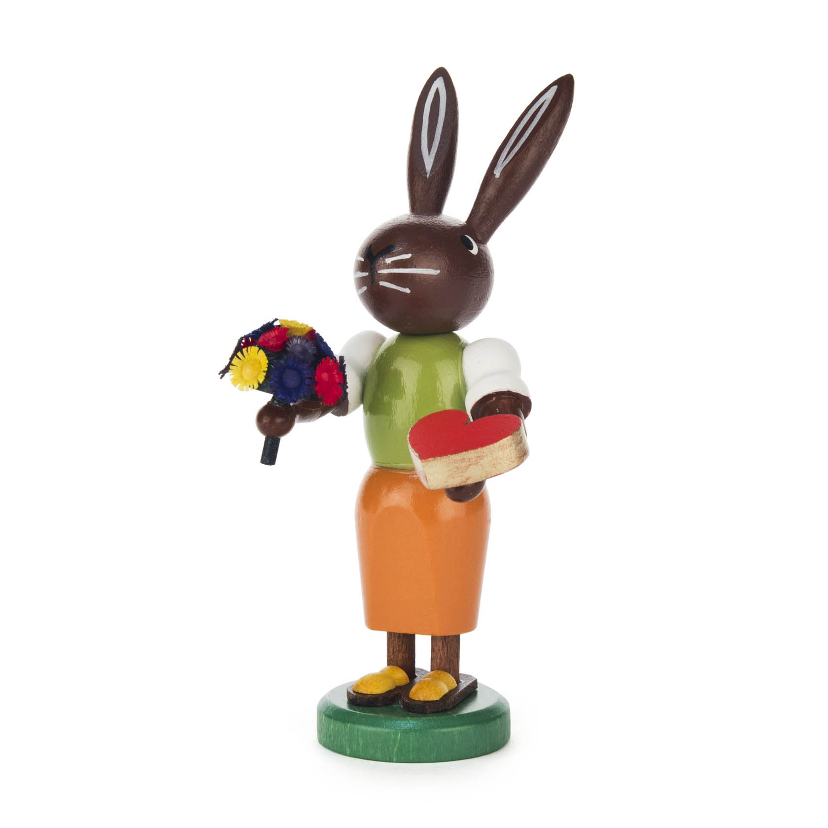 Ein Holz-Osterhase mit braunem Kopf, grüner Weste und oranger Hose. Er hält einen Blumenstrauß und eine Herzschachtel in den Händen. im Dregeno Online Shop günstig kaufen