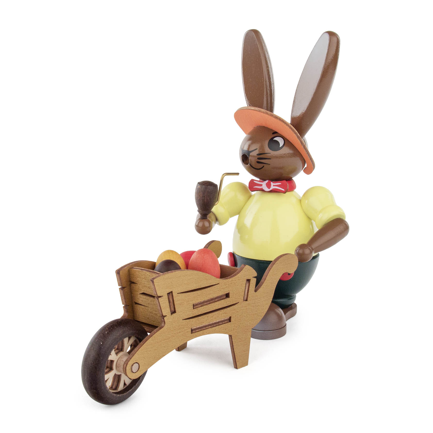 Ein dekorativer Räucherhase aus Holz, der eine Pfeife raucht und eine Schubkarre voller kleiner bunter Ostereier schiebt. Der Hase trägt einen Strohhut. im Dregeno Online Shop günstig kaufen