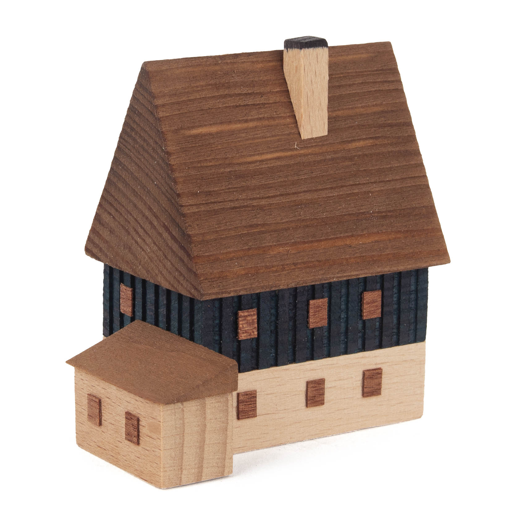 Ein kleines, zweistöckiges Holzmodellhaus mit einem Schornstein und einem angebauten Werkstattgebäude.