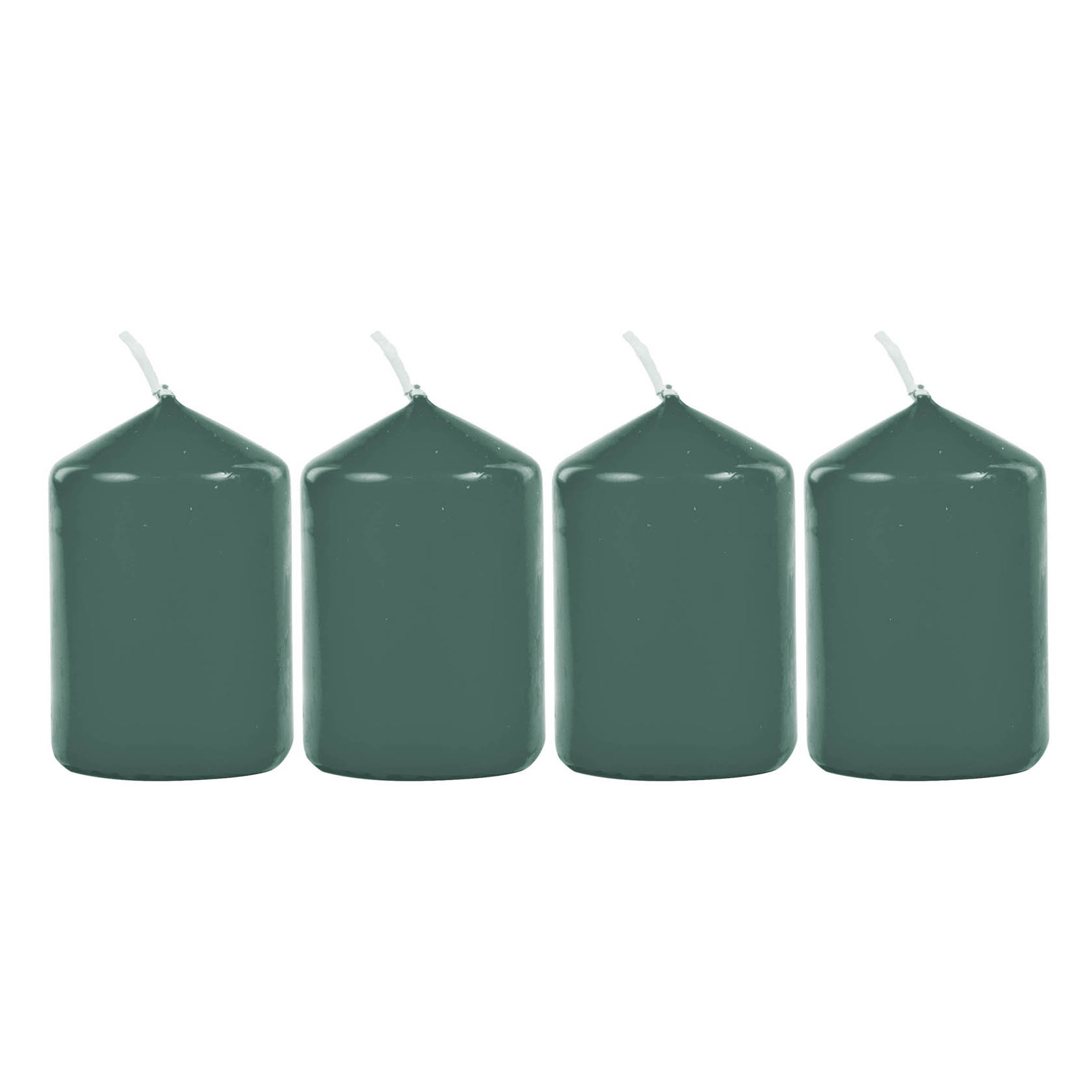 Vier grüne Stumpenkerzen, etwa 6 cm hoch, nebeneinander aufgestellt. im Dregeno Online Shop günstig kaufen