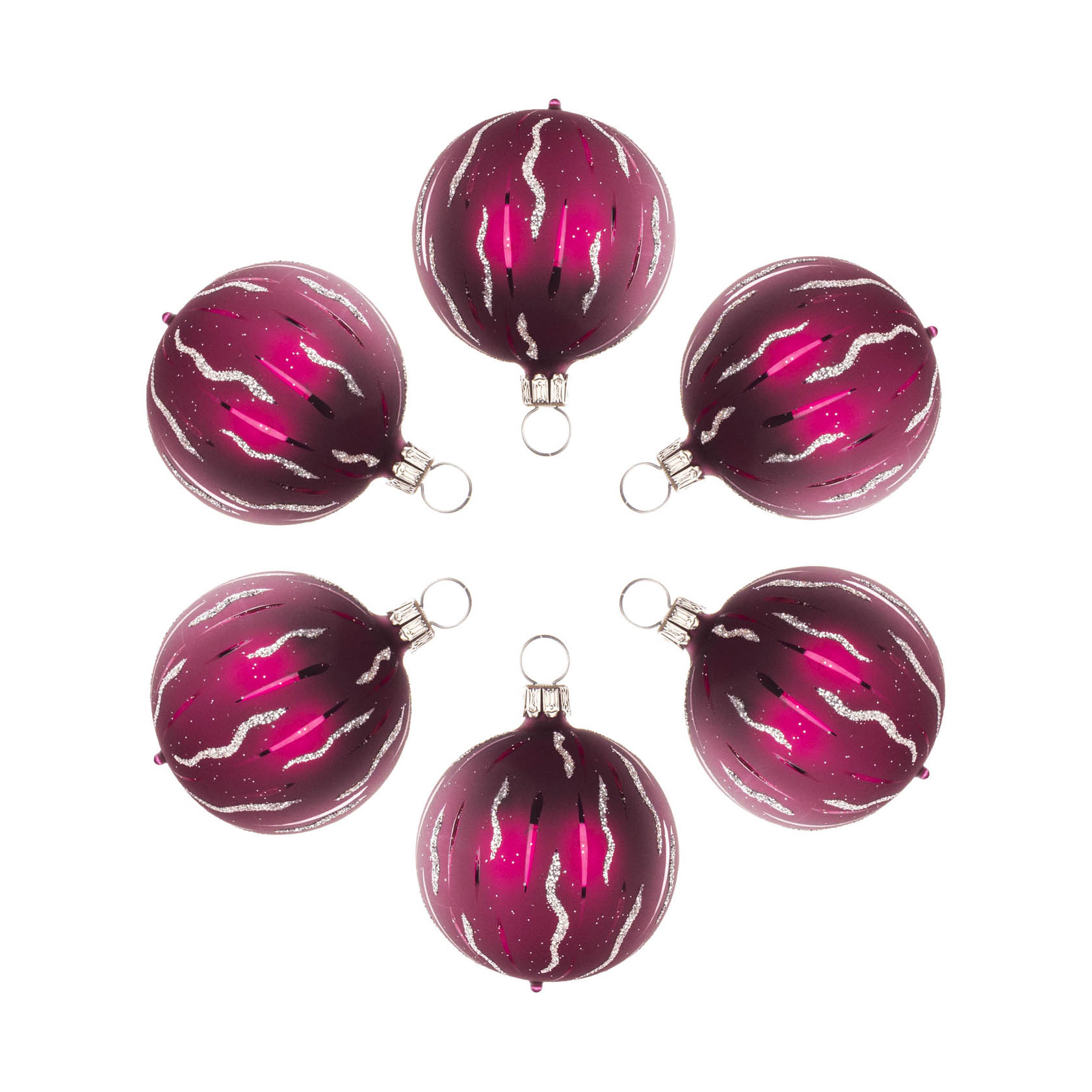 Sechs matte, beerenfarbene Christbaumkugeln mit silbernen Akzenten in Form von Wellenlinien, kreisförmig angeordnet. im Dregeno Online Shop günstig kaufen