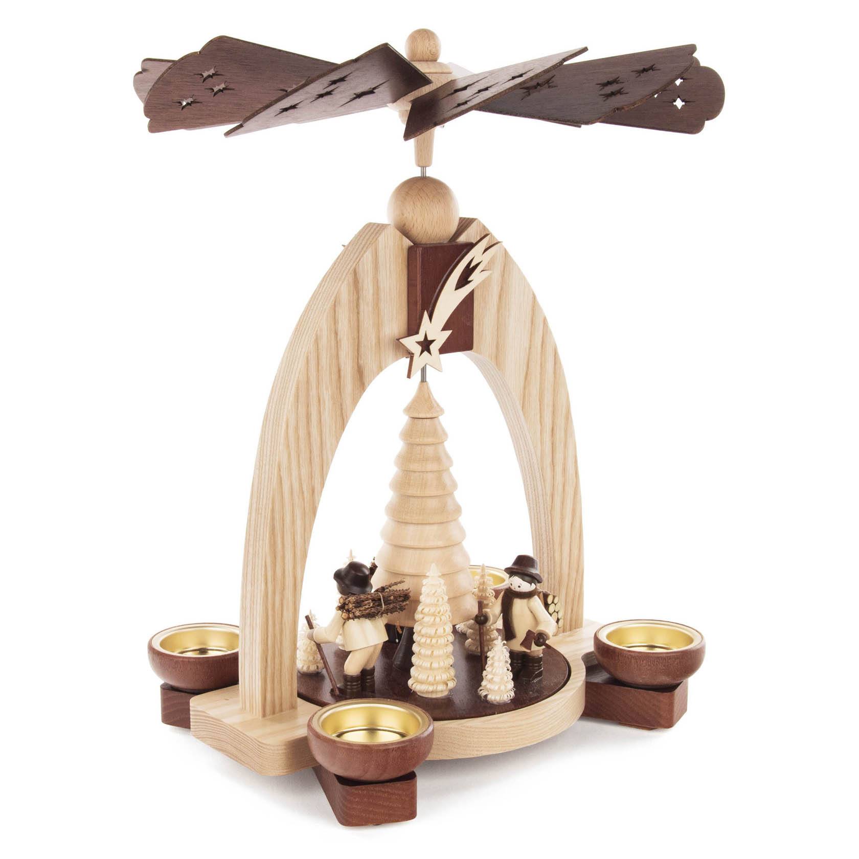 Holzpyramide mit Teelichthaltern und Waldleuten-Figuren. Insgesamt drei Figuren sind um einen zentralen Baum angeordnet, dekoriert mit einem Stern und Schaufelrädern oben.