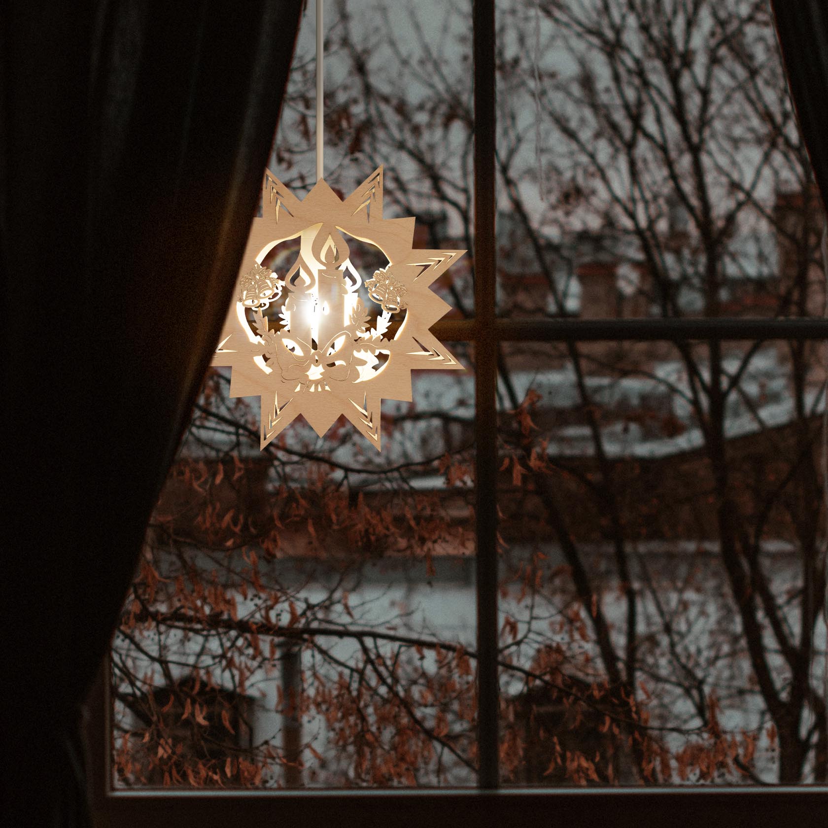 Fensterbild in Sternform mit ausgestanztem Kerzenmotiv und elektrischer Beleuchtung, das vor einem Fenster hängt.