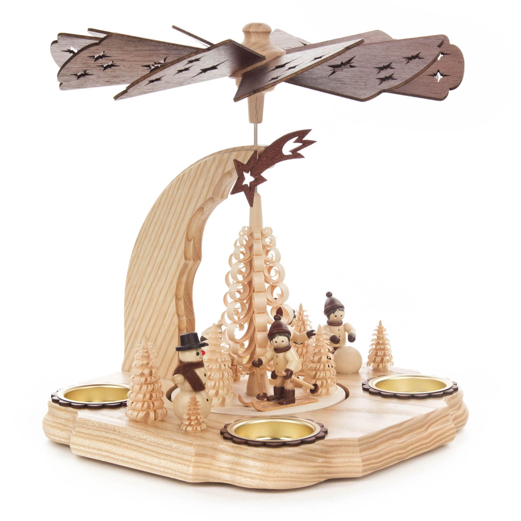 Holzpyramide für Teelichte mit winterlicher Szene, drei Holzfiguren, Schneemann, spiralförmiger Baum und hölzerner Propeller oben.