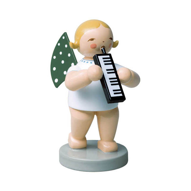 Ein Engel spielt auf einer Melodika. Der Engel hat einen grünen Flügel mit weißen Punkten, blondes Haar und trägt ein weißes Hemd. im Dregeno Online Shop günstig kaufen