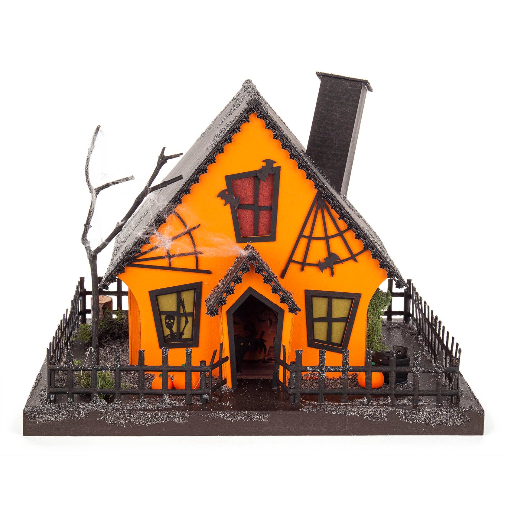 A Halloween-themed orange ceramic house with black accents, windows with bars, and a black tree, designed to resemble a pumpkin house. im Dregeno Online Shop günstig kaufen