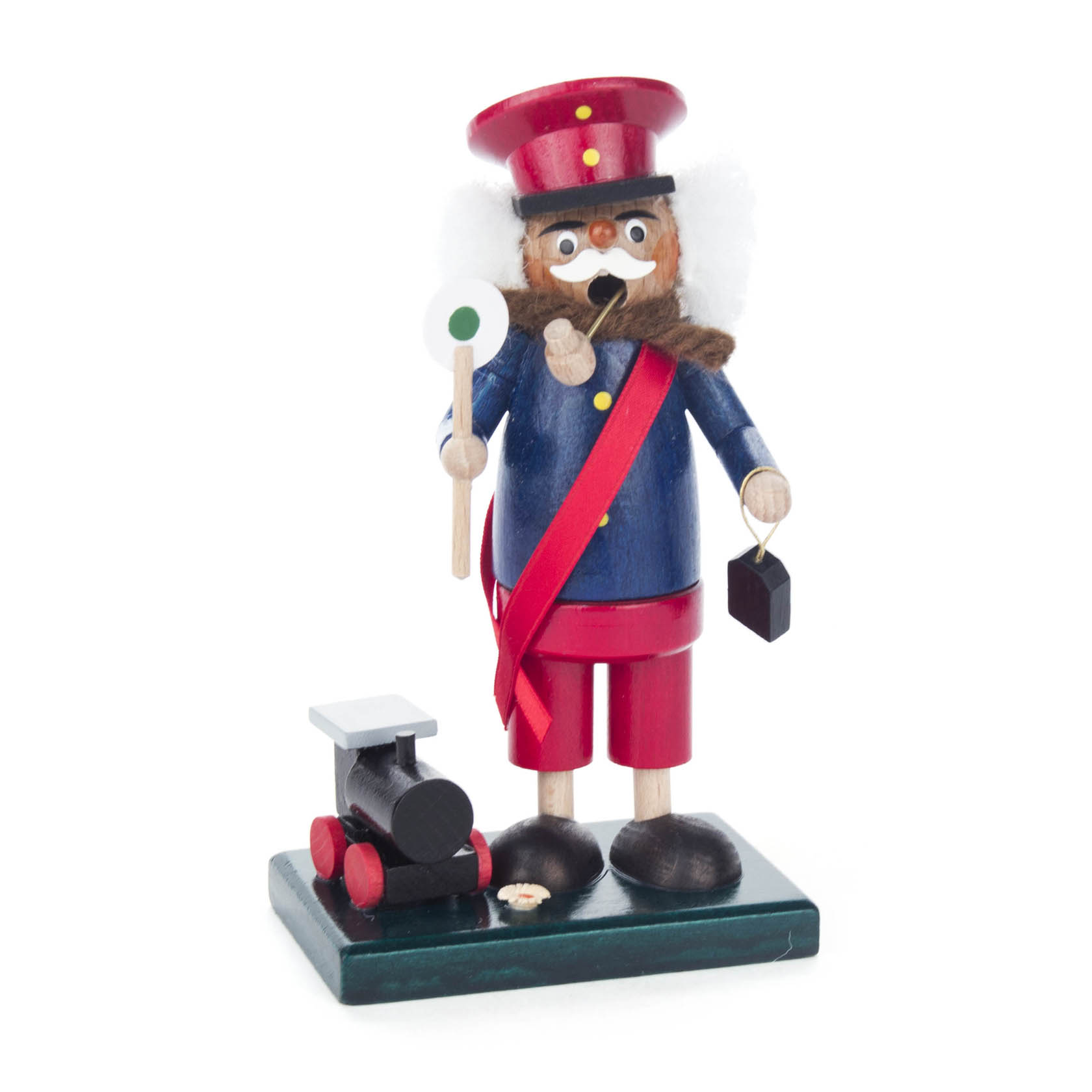 Ein Mini-Räuchermann in Gestalt eines Schaffners, mit roter Mütze und blauer Uniform, hält eine Signalflagge und Pfeife, daneben eine kleine Lokomotive. im Dregeno Online Shop günstig kaufen