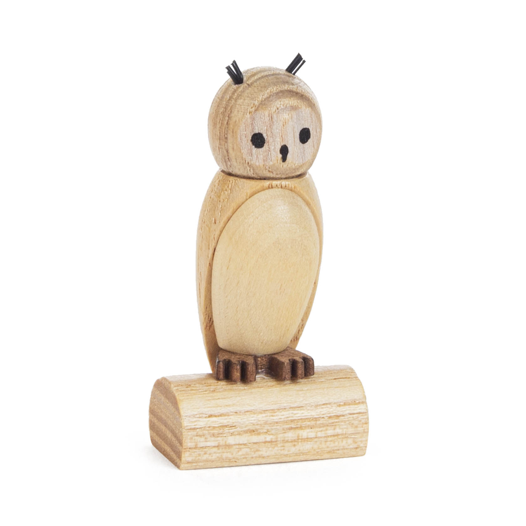 Holzeule mit einfachen Gesichtszügen, sitzt auf einem Holzstumpf mit drei kleinen Krallen an jedem Fuß und schwarzen Streifen auf dem Kopf als Federkämme. im Dregeno Online Shop günstig kaufen