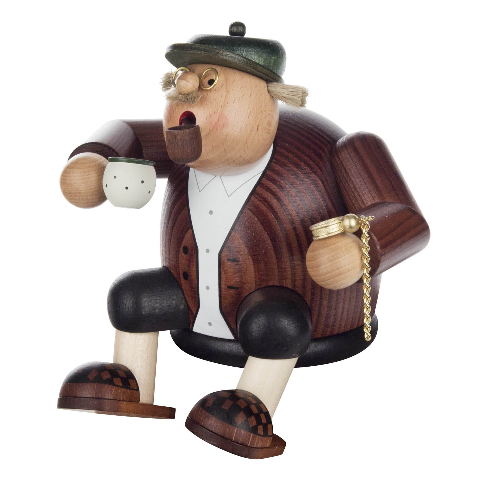Holzfigur eines älteren Mannes, sitzend und eine Tasse haltend, mit braunem Jackett, karierten Schuhen und einer grünen Mütze.