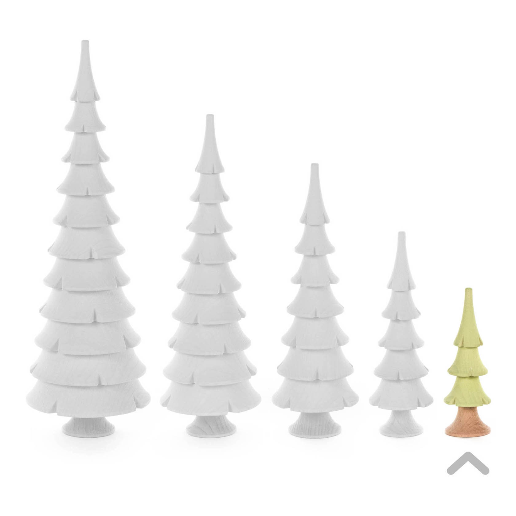Sechs dekorative, minimalistisches Design Tannenbäume, fünf in Weiß, einer in hellgrün, alle aus Holz gefertigt.