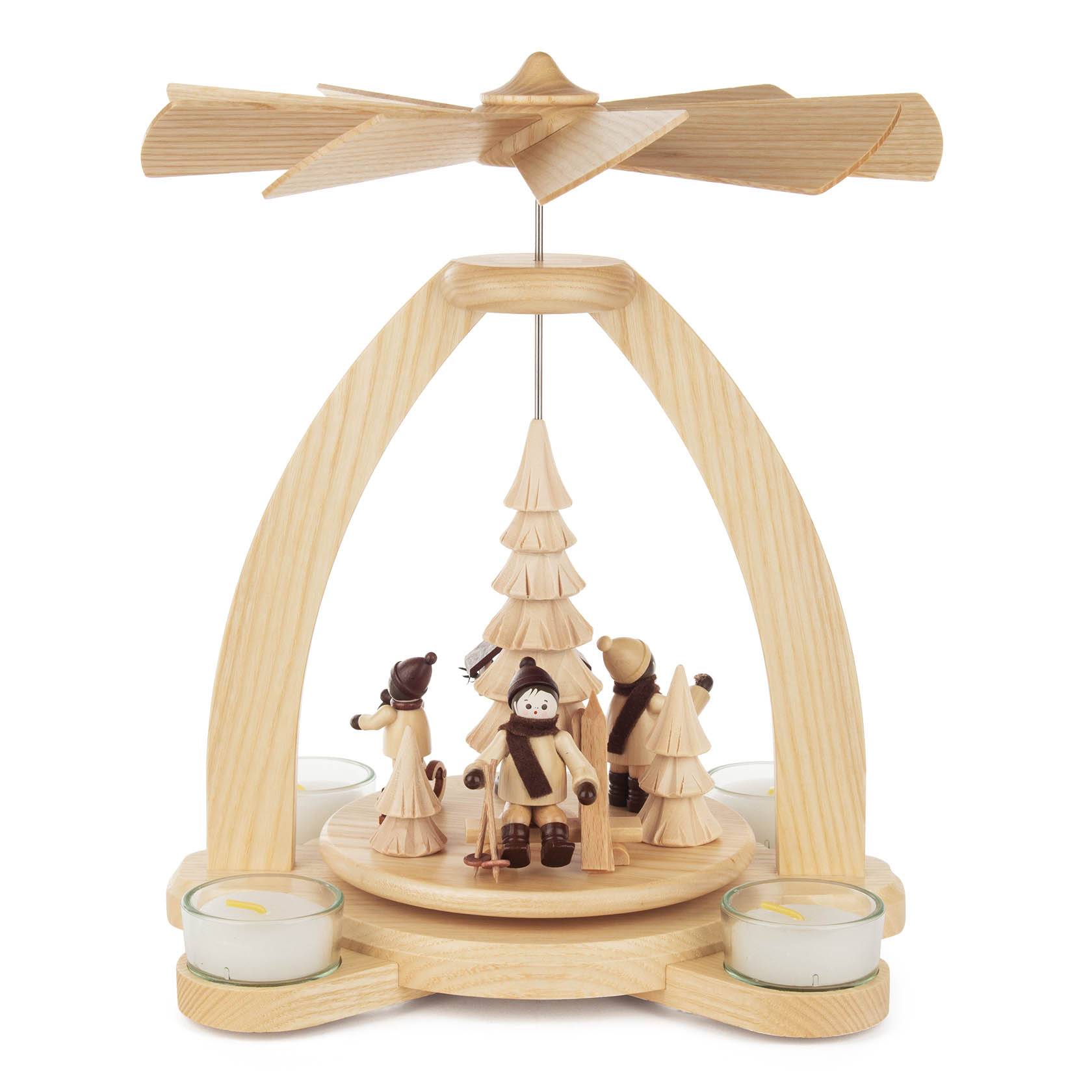 Holz-Teelichtpyramide mit drei geschnitzten Figuren, die Vögel füttern, und einem zentralen Baum, angetrieben durch ein Flügelrad.