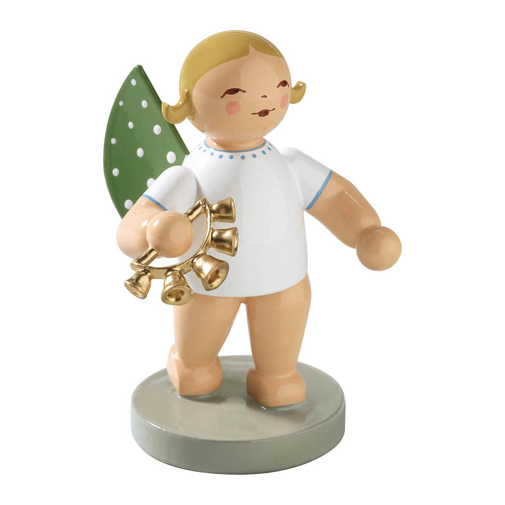 Holzengel-Figur mit blondem Haar, grünen Flügeln mit weißen Punkten, in der linken Hand einen goldenen Glockenkranz haltend, stehend auf grauem Sockel. im Dregeno Online Shop günstig kaufen