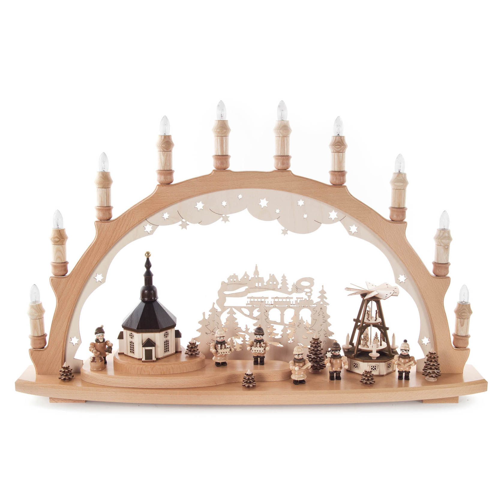 Ein Schwibbogen aus Holz zeigt eine Szene mit der Seiffener Kirche, Figuren und einem Weihnachtsmarkt; elektrische Lichter auf und in dem Bogen leuchten. im Dregeno Online Shop günstig kaufen