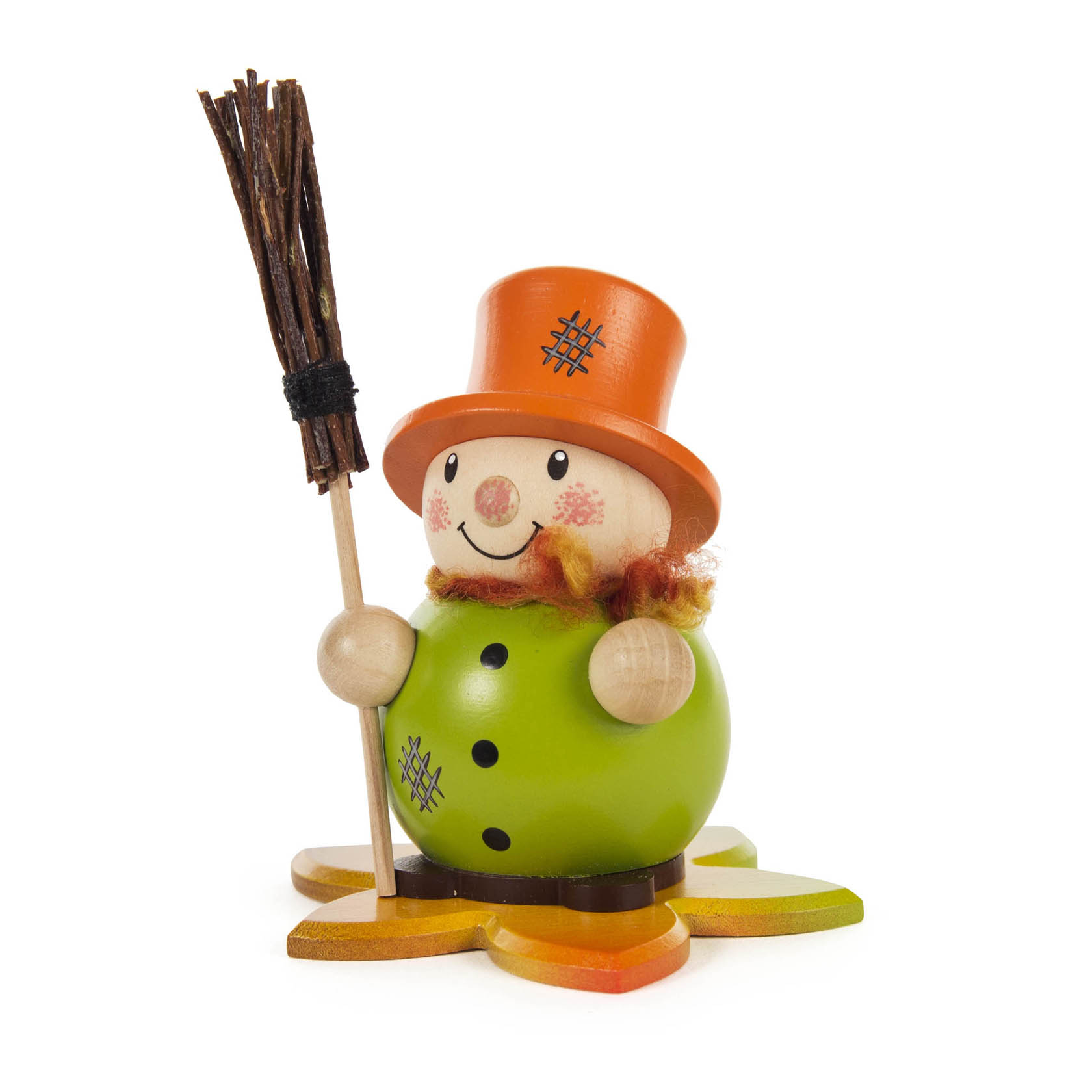 Eine hölzerne Vogelscheuche mit orangefarbenem Hut und grünem Mantel hält einen kleinen Besen und steht auf einem sternförmigen Standfuß. im Dregeno Online Shop günstig kaufen