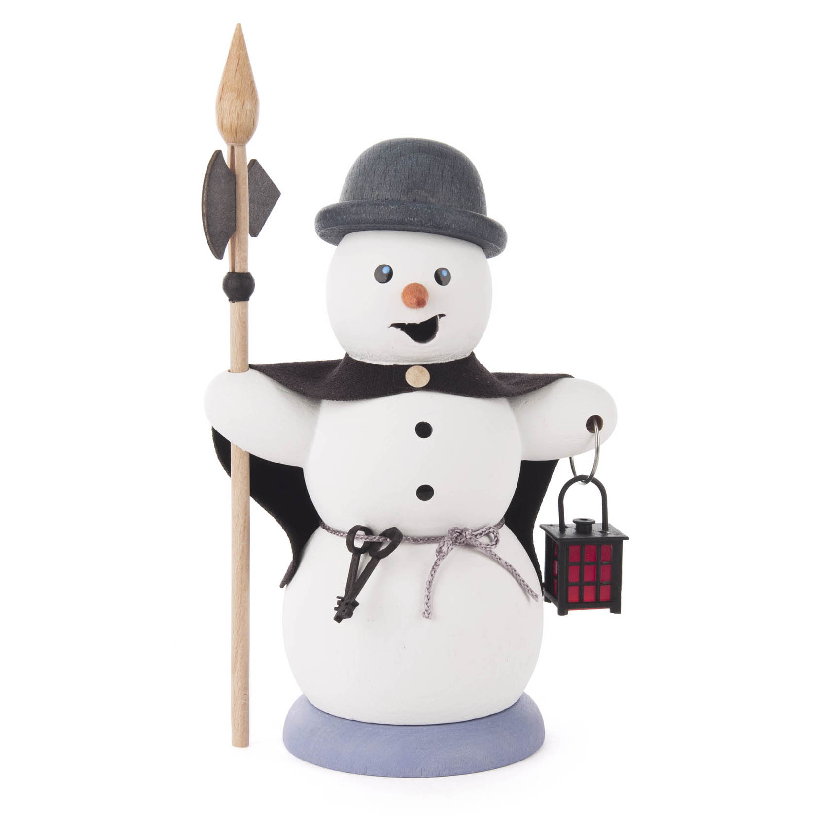 Ein Räuchermann in Form eines Schneemanns als Nachtwächter, mit einem grauen Hut, Umhang, Laterne in der linken Hand und Hellebarde in der rechten Hand.