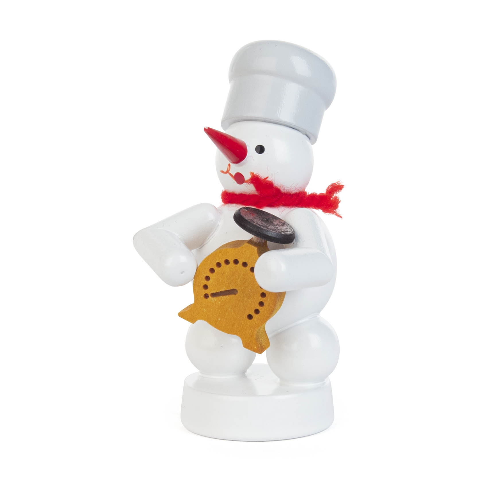 Eine Schneemannfigur aus Holz mit rotem Schal und grauer Bäckermütze. Der Schneemann hält eine gelbe Waage in der Hand, die wie ein Keks geformt ist. im Dregeno Online Shop günstig kaufen