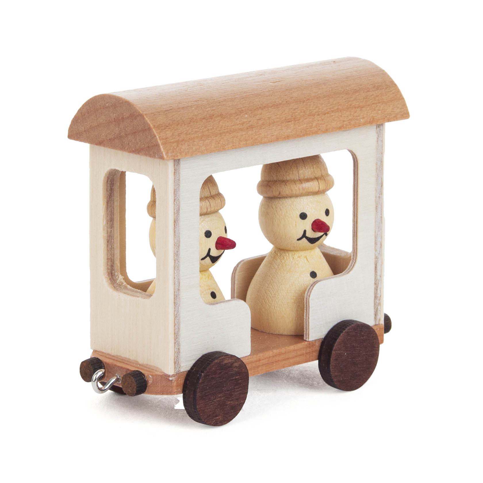Holzwaggon mit zwei Holzkegel-Figuren in winterlicher Verkleidung, die durch die Fenster schauen.