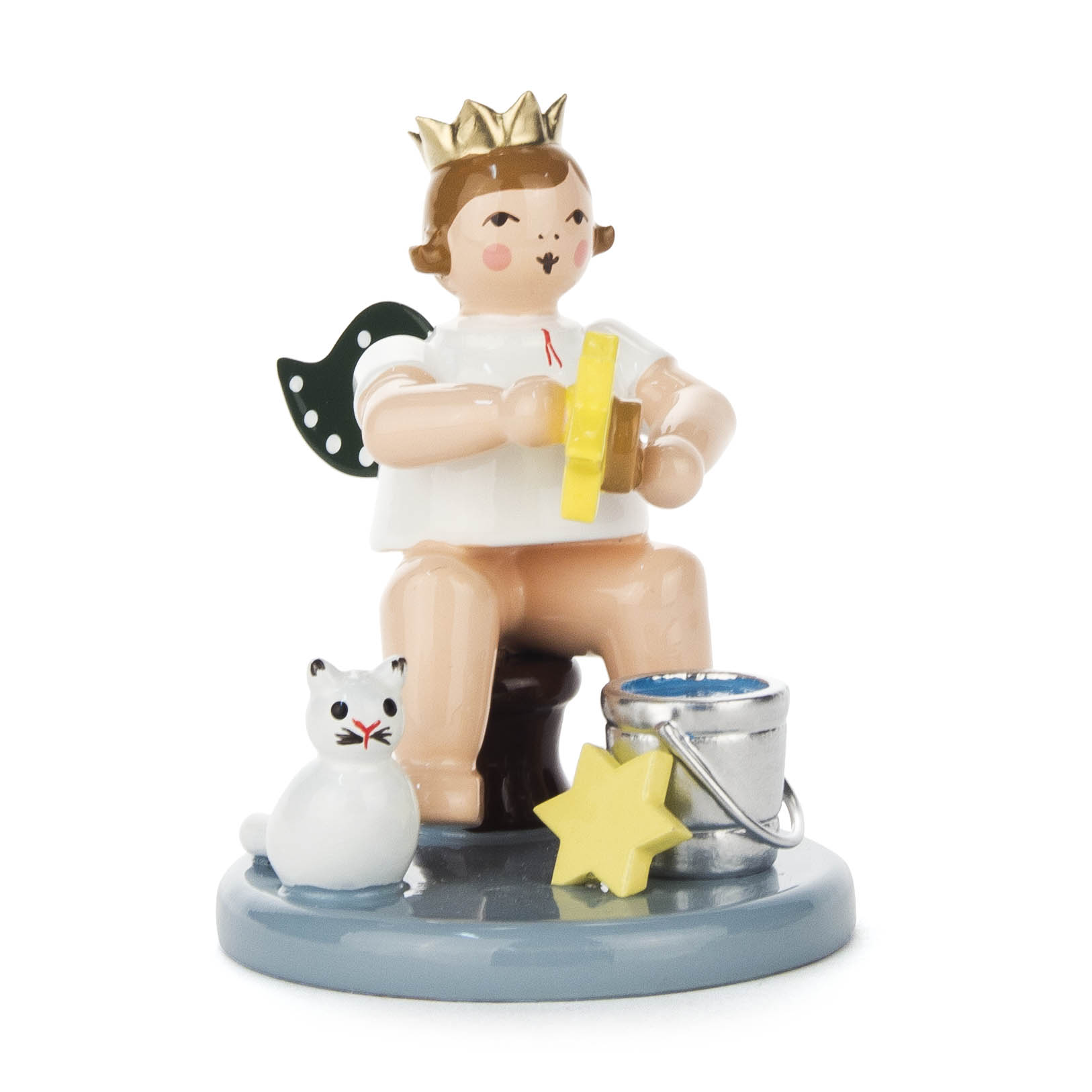 A ceramic angel figurine with a gold crown sitting on a stool, polishing a yellow star, with a white cat figurine and a silver bucket nearby. im Dregeno Online Shop günstig kaufen