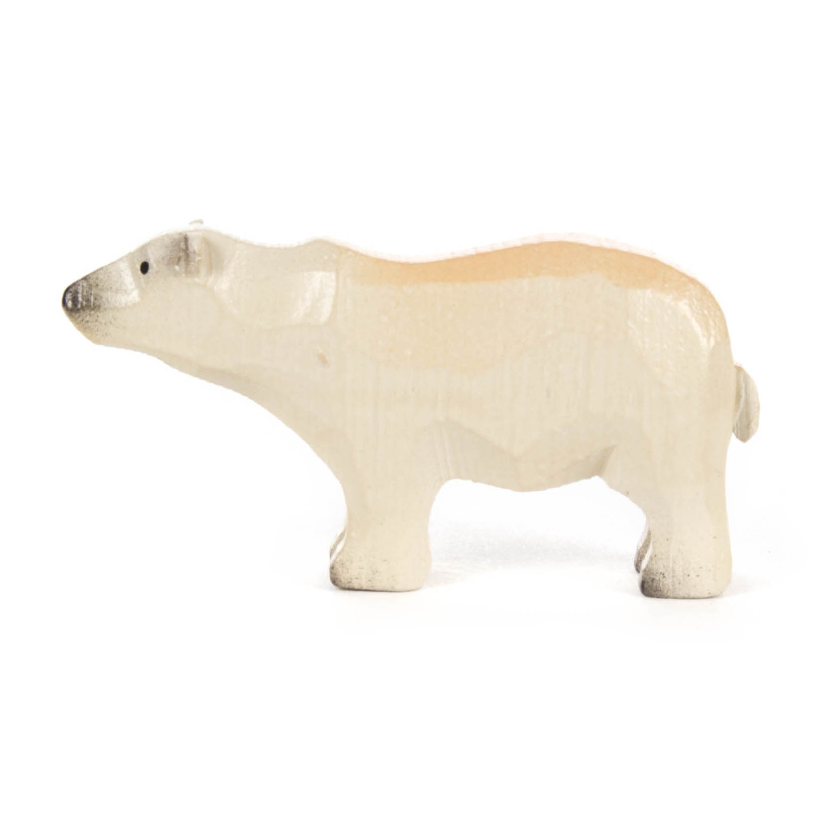 Holzfigur eines stehenden Eisbären, mit cremeweißer Oberfläche und hellbraunem Rücken.