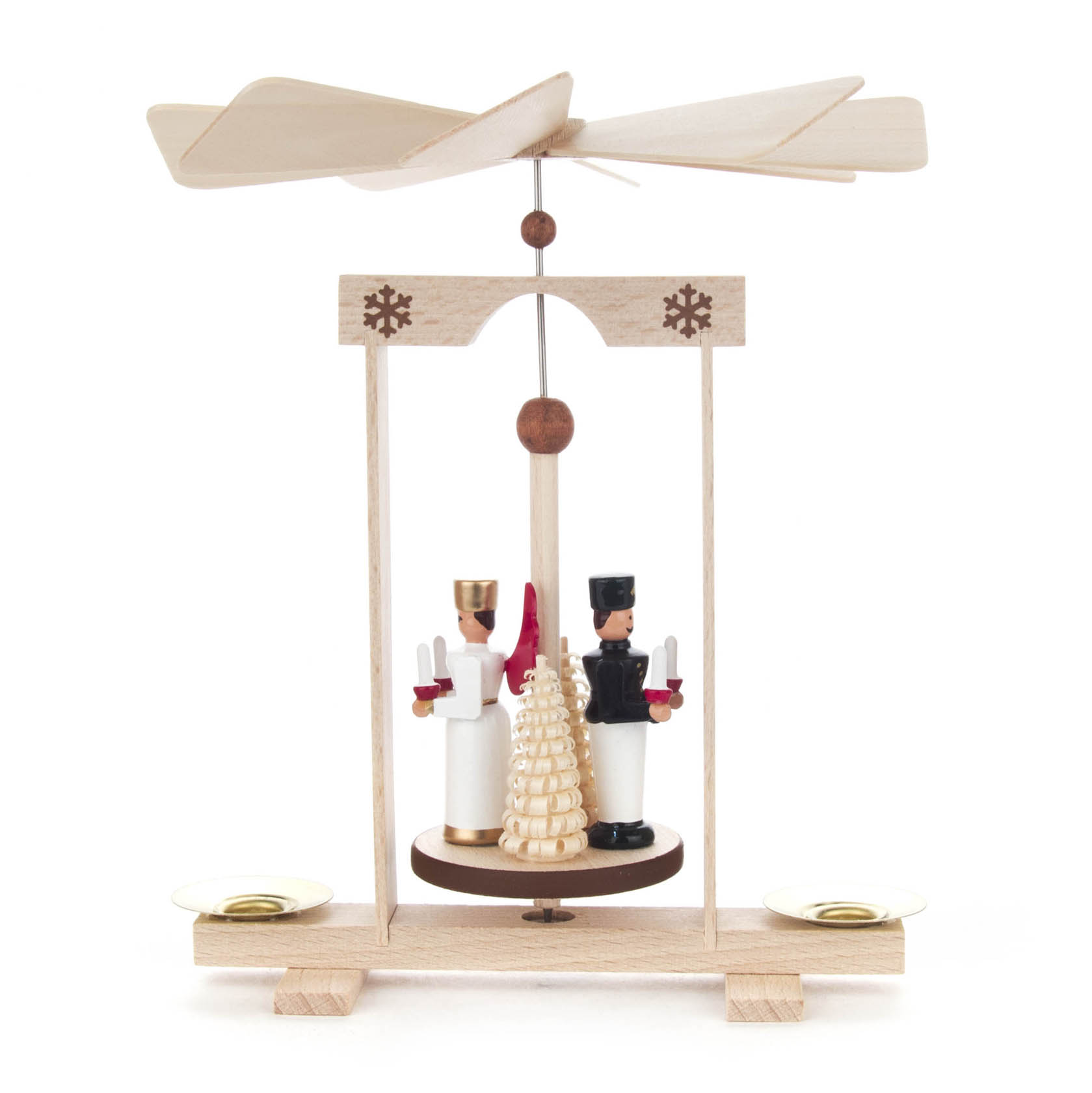 Holzpyramide mit einem Engel und einem Bergmann, die um einen dekorativen Baum stehen. Das Design beinhaltet Kerzenhalter und ein hölzernes Windrad oben. im Dregeno Online Shop günstig kaufen