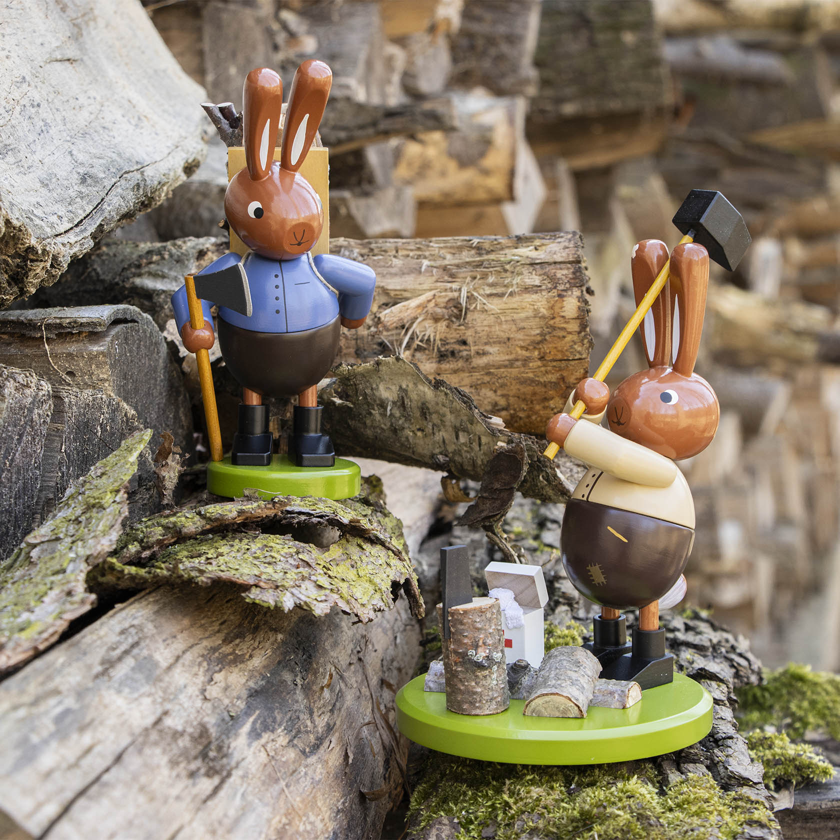 Hase beim Holzspalten