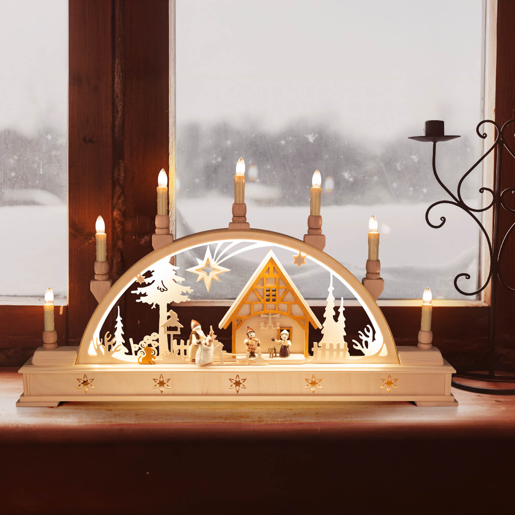 Elektrisch beleuchteter Schwibbogen mit LED-Lichtern und einer Darstellung der Weihnachtsbescherung, mit einem beleuchteten Haus und Figuren.