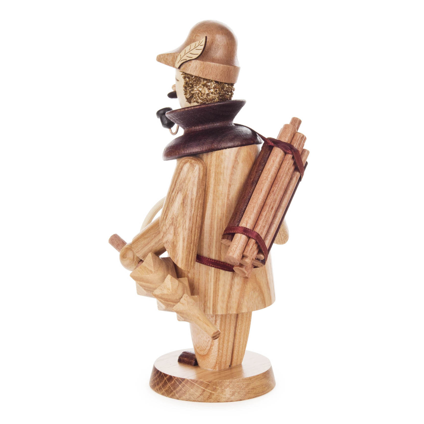 Holzfigur Räuchermann Tannendieb, hält Säge und Bündel Tannenäste auf dem Rücken, trägt Hut und Mantel.
