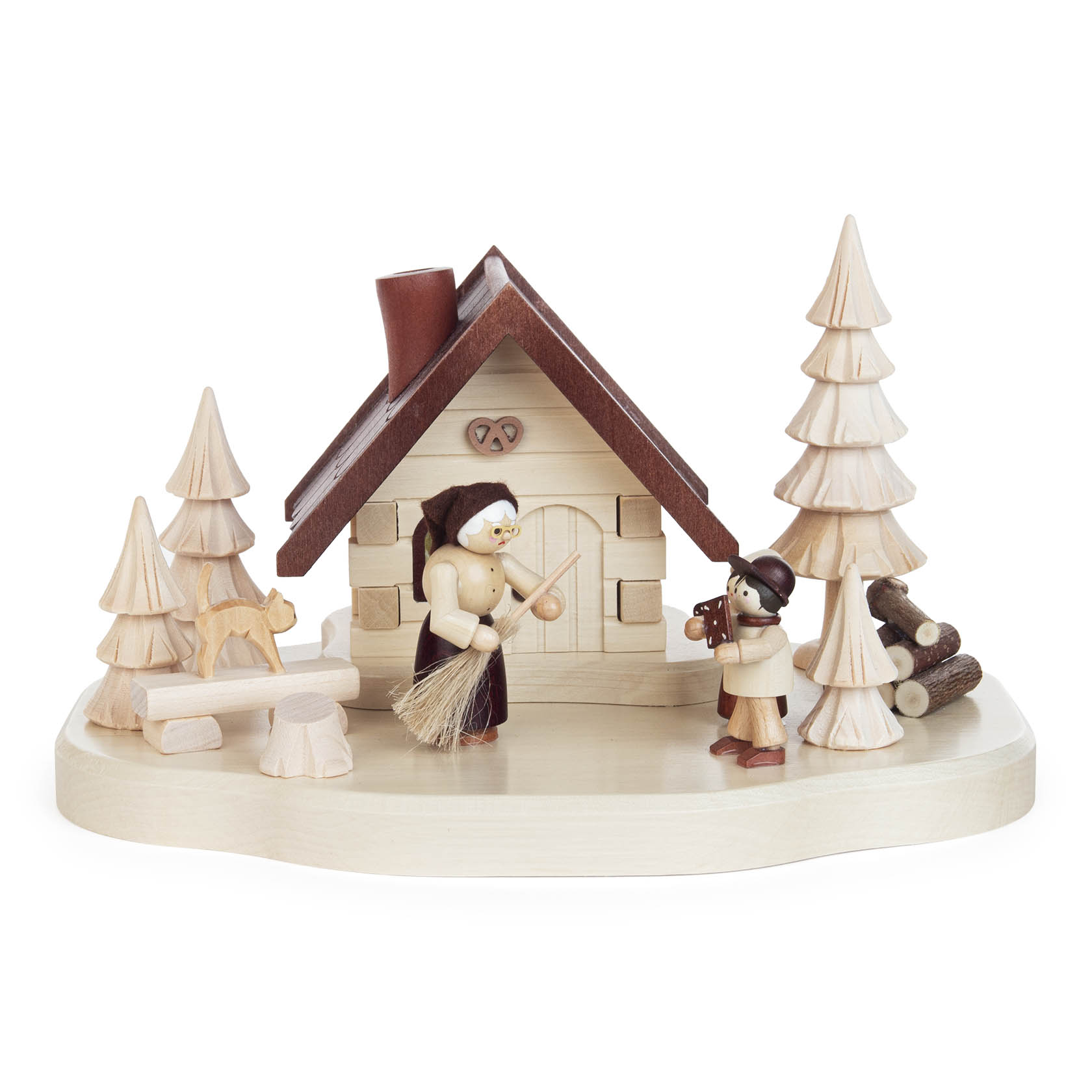 Holz-Räucherhaus mit einer alten Frau, die einen Besen hält, und einem Kind in Winterkleidung. Umgeben von Tannenbäumen und Holzstapeln. im Dregeno Online Shop günstig kaufen