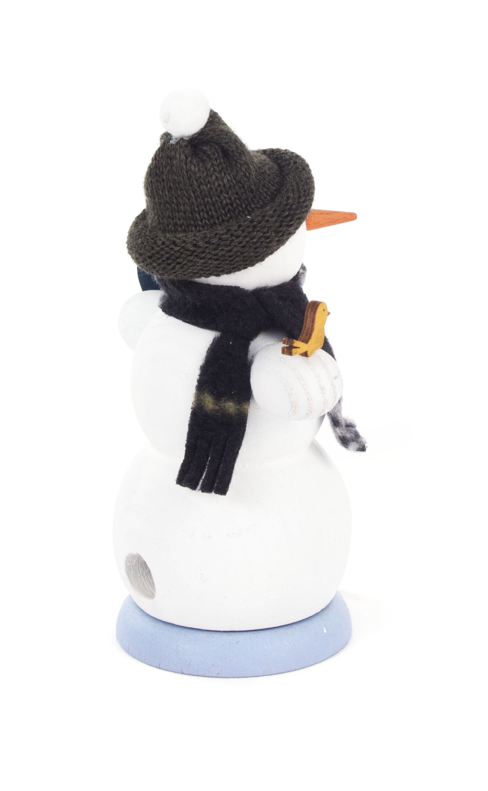 Weißer Schneemann aus Holz mit schwarzem Hut und Schal, der ein kleines Holz-Snowboard in der Hand hält.