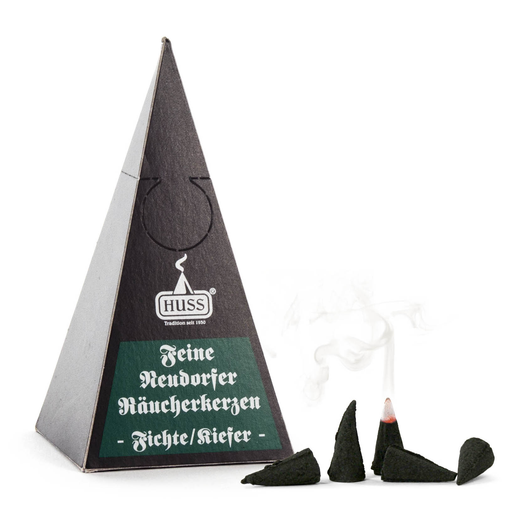 Dreieckige Verpackung von HUSS Feine Neudorfer Räucherkerzen Fichte/Kiefer mit offenen Räucherkerzen, eine davon angezündet.