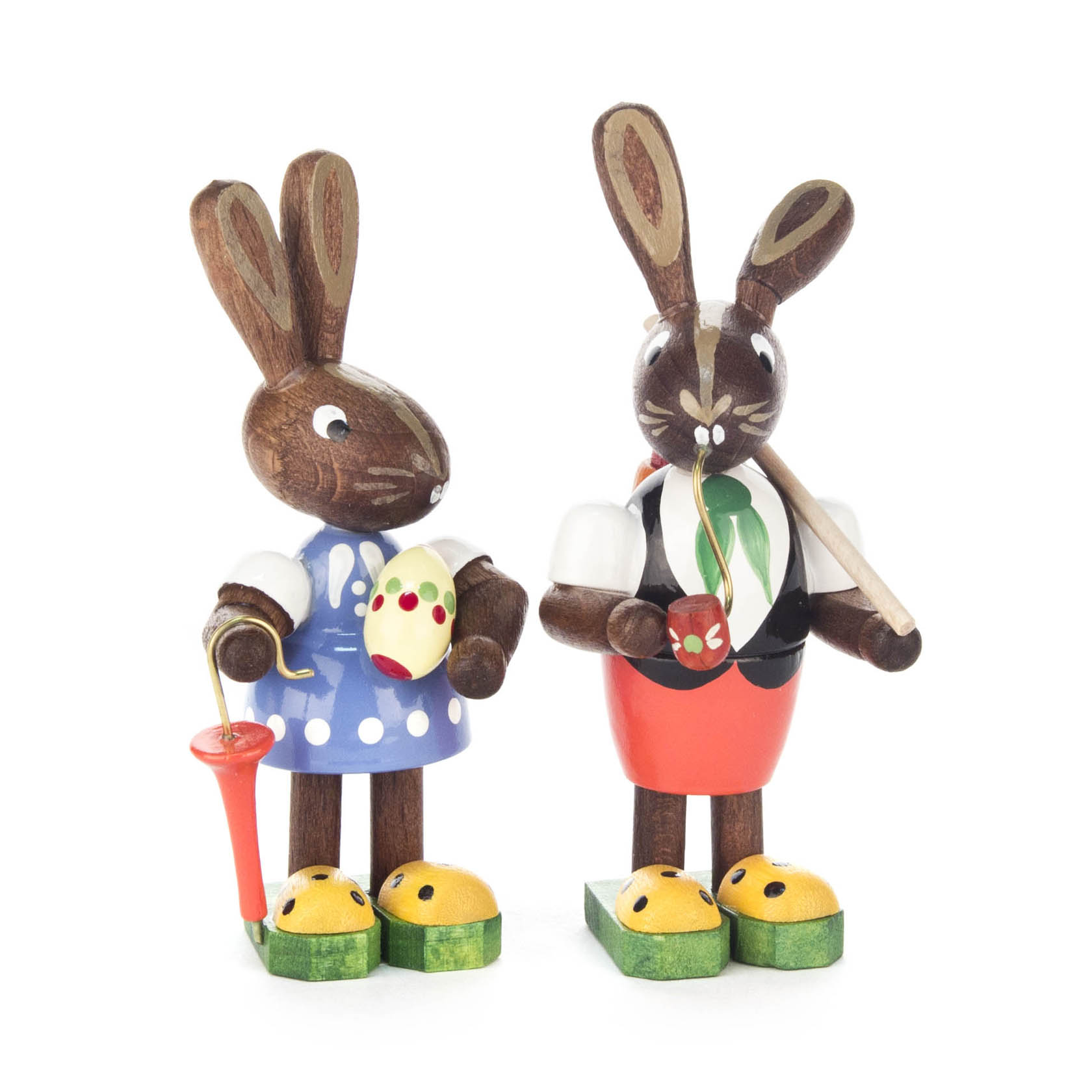 Wooden rabbit couple figurines; one holds an Easter egg and an umbrella, the other holds a pipe. Both are dressed in colorful outfits. im Dregeno Online Shop günstig kaufen