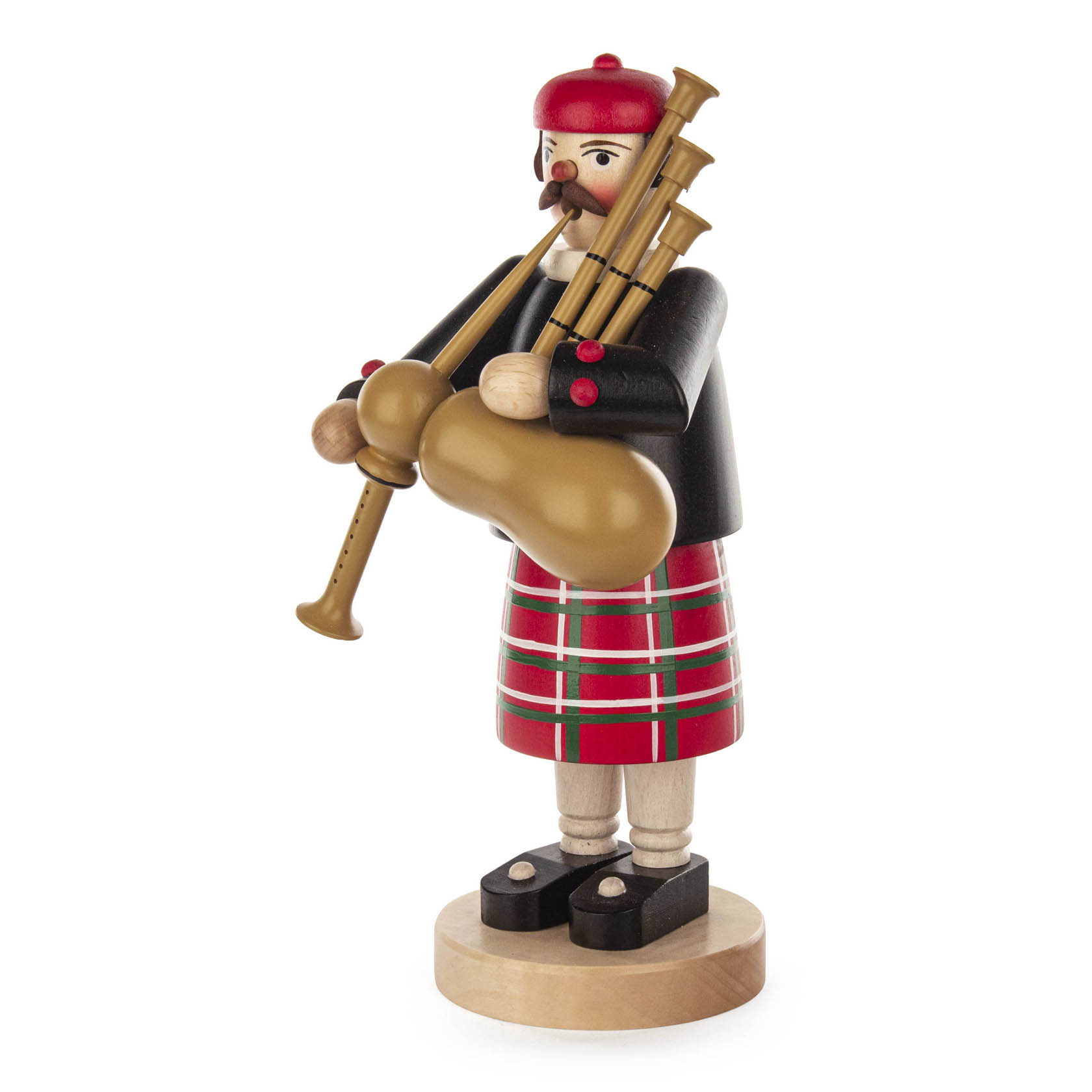 Ein Räuchermann in Form eines Dudelsackspielers, trägt einen rot karierten Kilt, eine schwarze Jacke und eine rote Mütze, spielt einen braunen Dudelsack.