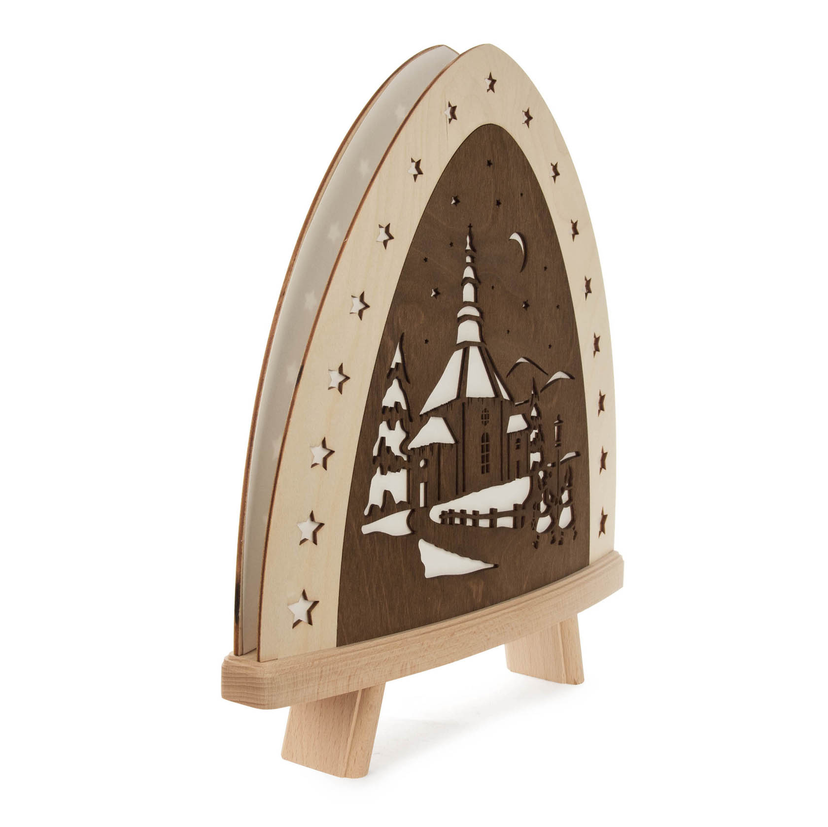 Eine LED-Standleuchte in Form eines Schwibbogens, gefertigt aus Holz, zeigt ein winterliches Dorf mit Kirche und Tannenbäumen unter einem sternenbedeckten Himmel.