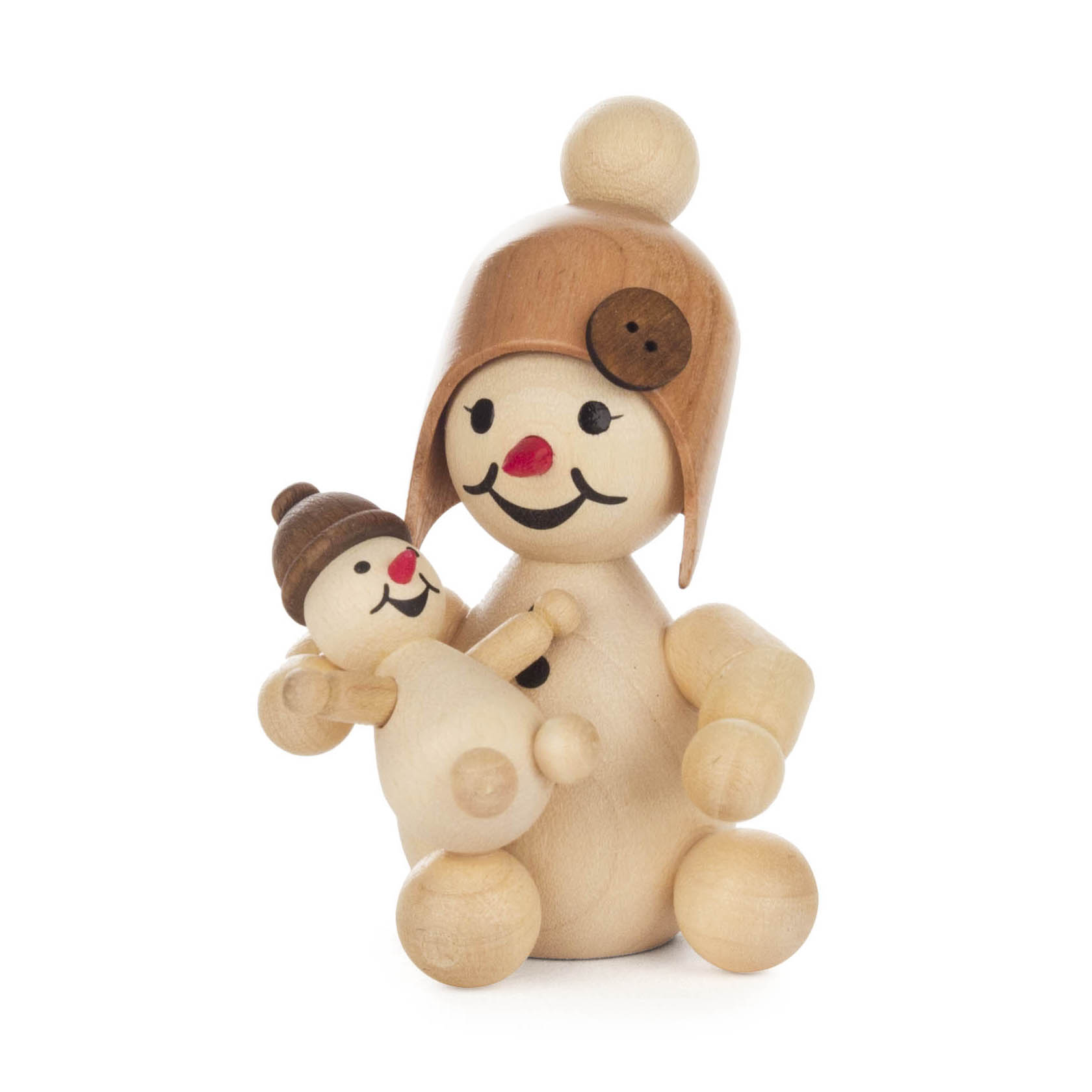 Holzfigur eines Schneemädchens mit roter Nase, brauner Mütze und spielend mit einer kleinen Holzbabypuppe, die ebenfalls eine braune Mütze trägt. im Dregeno Online Shop günstig kaufen