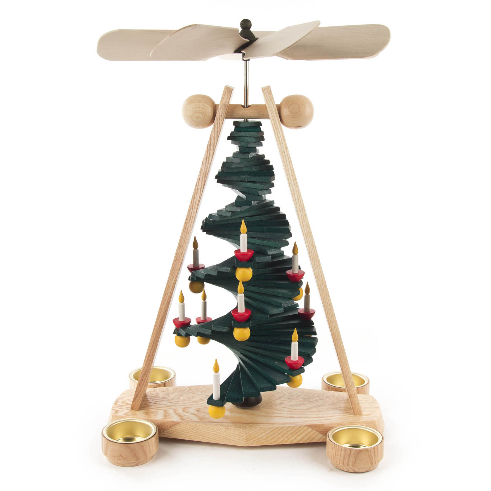 Holzpyramide mit hellem Sockel und darauf spiralförmiger grüner Baum. Fünf angezündete Teelichter auf Kerzenhaltern um die Spitze. im Dregeno Online Shop günstig kaufen