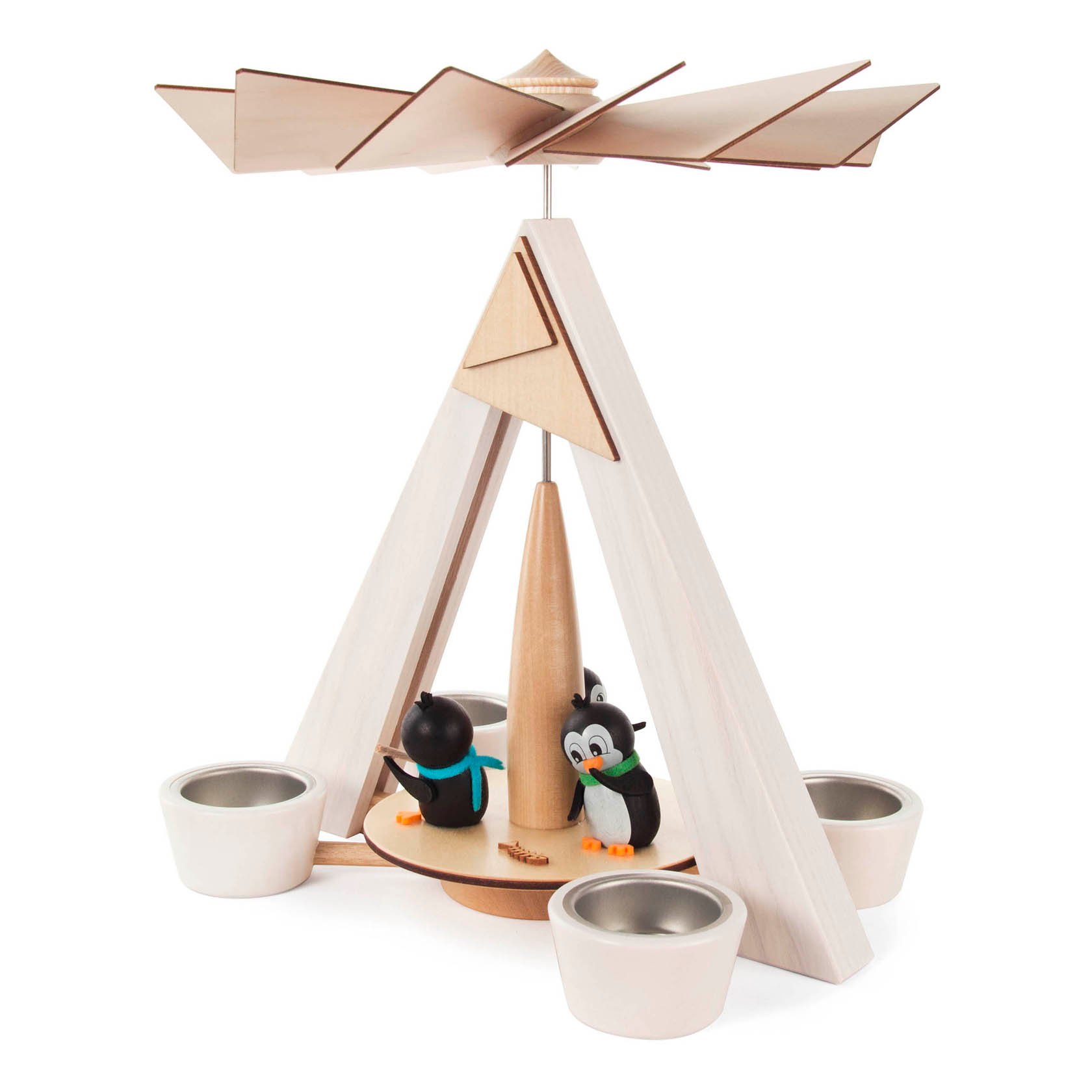 Weiße Teelicht-Pyramide mit zwei Pinguinfiguren und Flügelrad.
