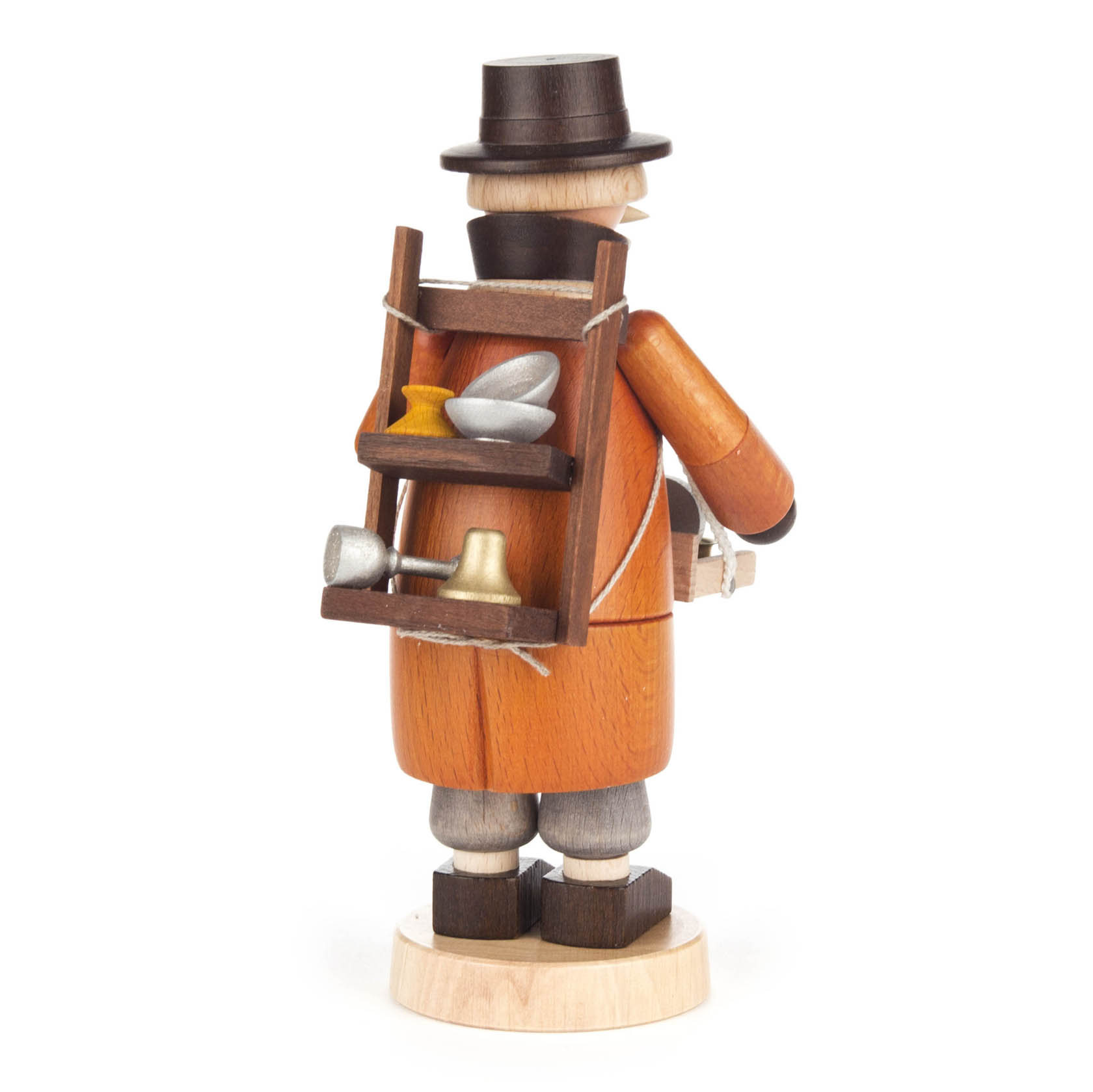 Holzfigur eines Räuchermanns, der als Trödelhändler verkleidet ist, mit einem Holzregal voll kleiner Gegenstände auf dem Rücken.