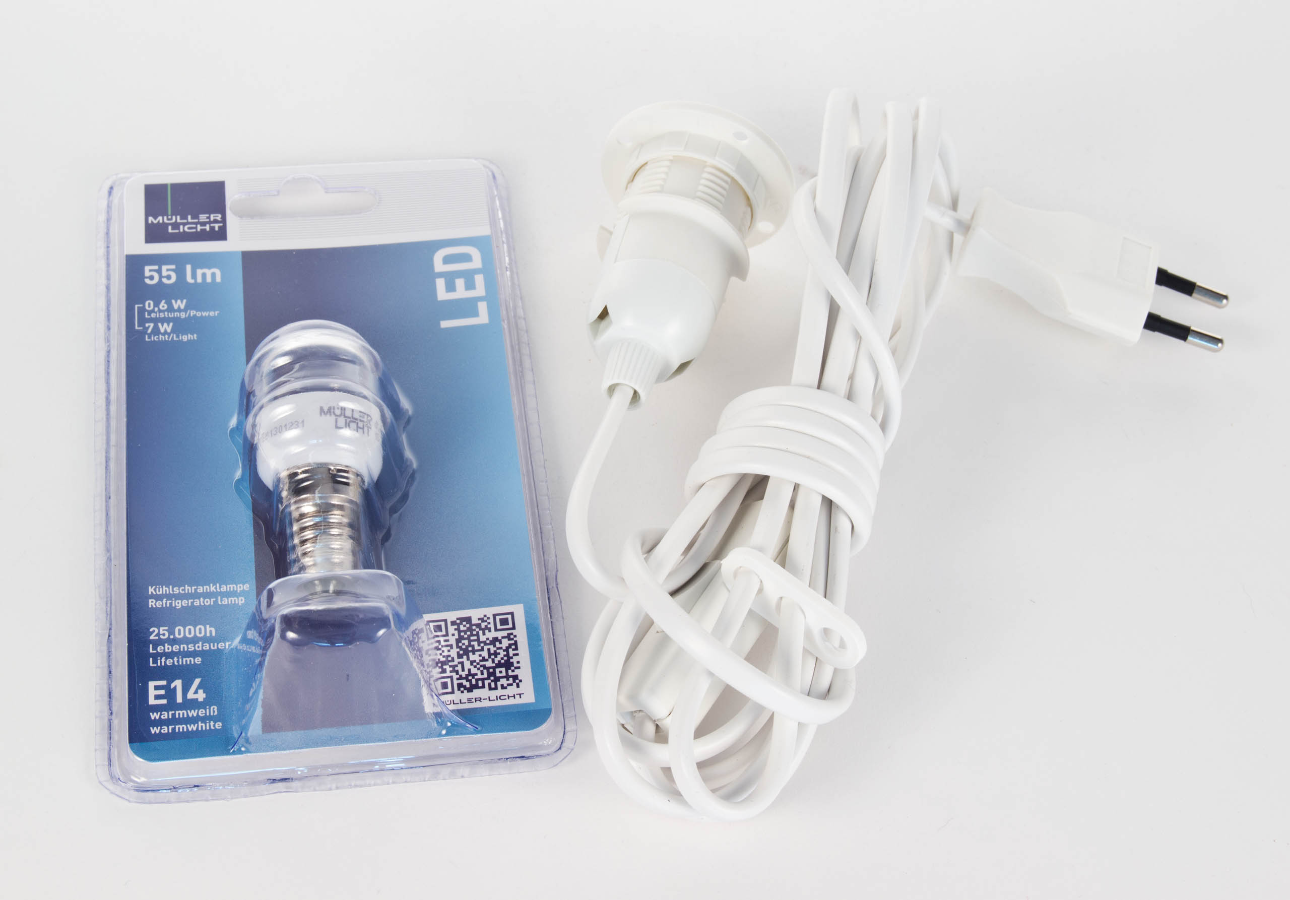 Ein weißes Laternenkabel mit einer E14 LED-Lampe, 0,6W, 55 Lumen, in einer Verpackung von Müller Licht, mit europäischem Stecker.