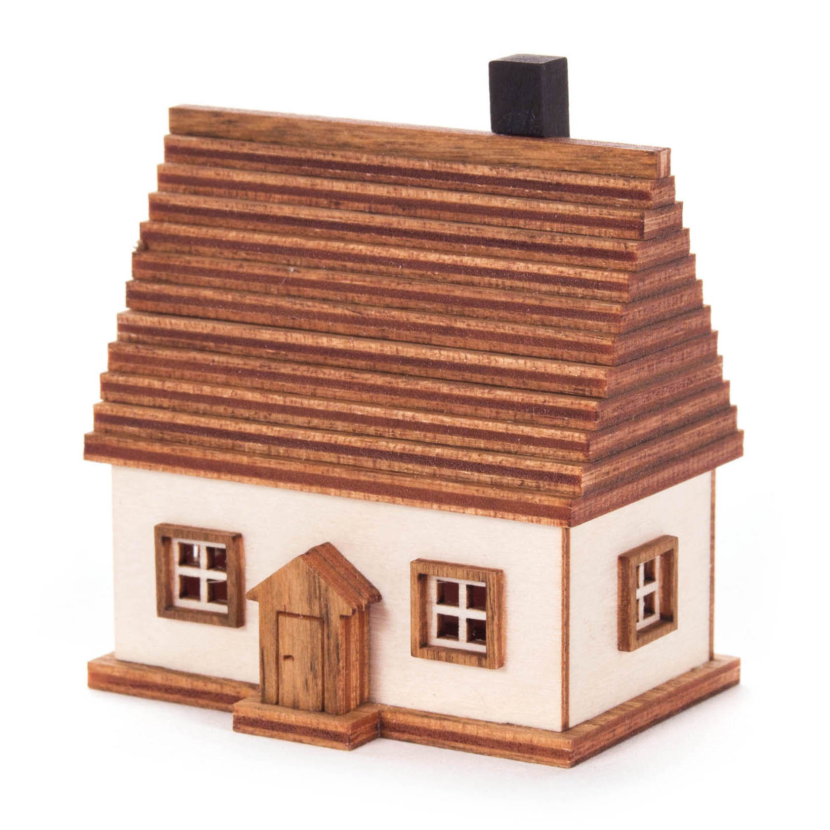 Kleines Holzmodell eines Erzgebirgshauses mit Satteldach und hellem Korpus. Das Dach ist aus dunklem Holz mit Schornstein, kleine Fenster und Tür sind eingelassen.